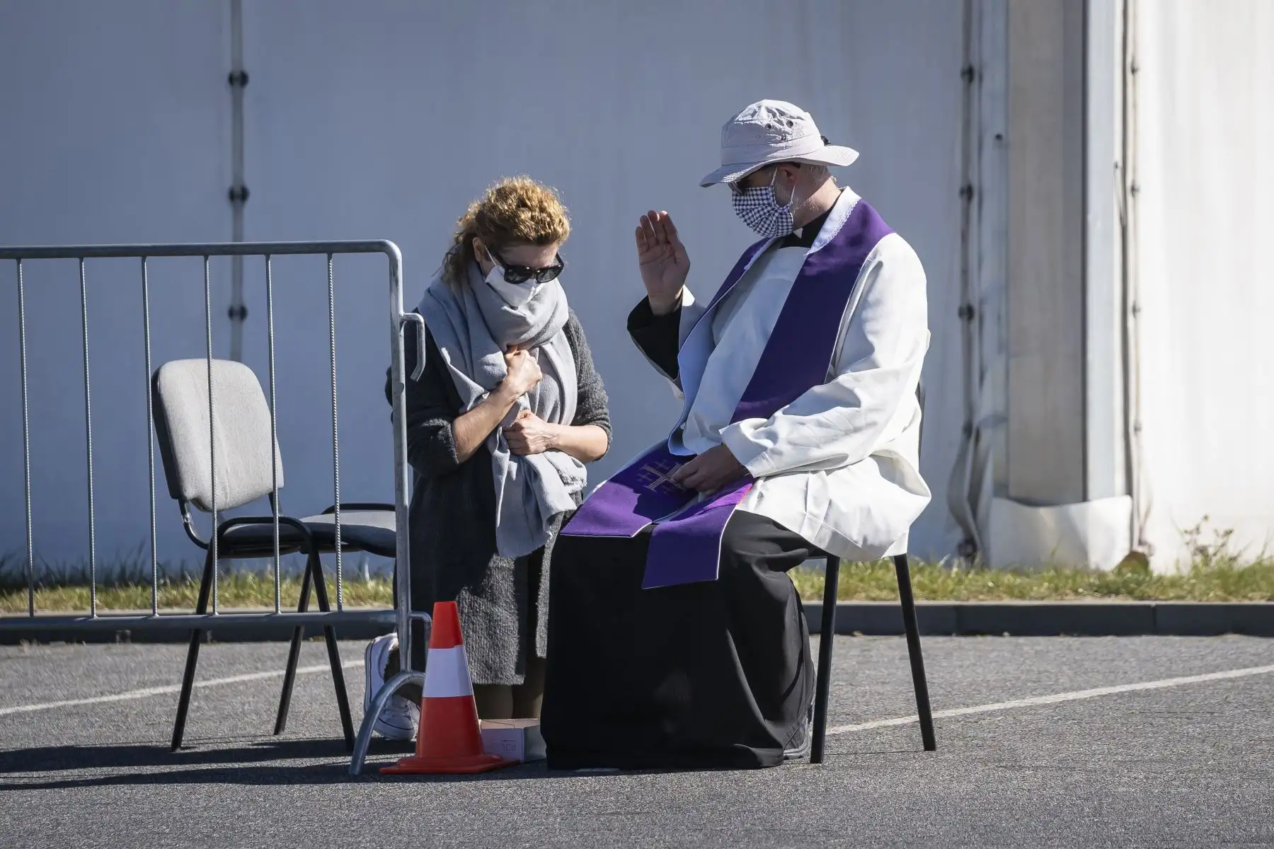 Un sacerdote con una máscara facial confiesa a un creyente en un estacionamiento frente al Templo de la Divina Providencia de Varsovia, en preparación para la próxima Pascua, en Varsovia, Polonia.
Foto: AFP
