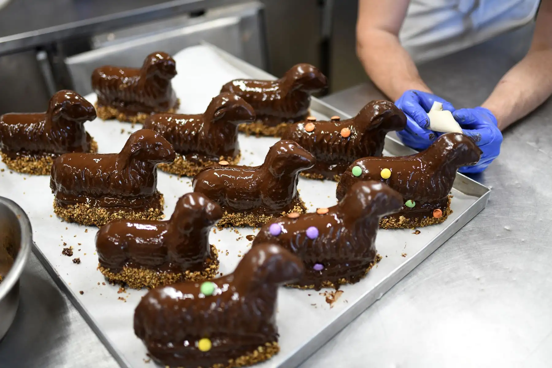 En la panadería Schuerener Backparadies en Dortmund, Alemania occidental,  en medio de la propagación del nuevo coronavirus, se exhiben pasteles tradicionales de chocolate de pascua con forma de corderos.
Foto: AFP