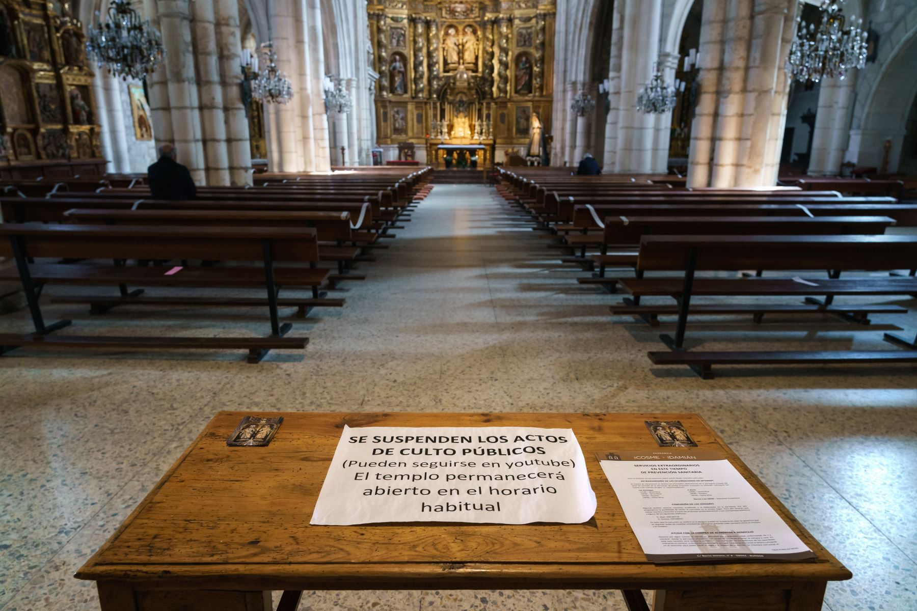 Un letrero en la entrada de la iglesia de San Cosme y San Damián informa a los fieles sobre la posibilidad de seguir las celebraciones de Pascua en YouTube, en Burgos, en el norte de España.
Foto: AFP