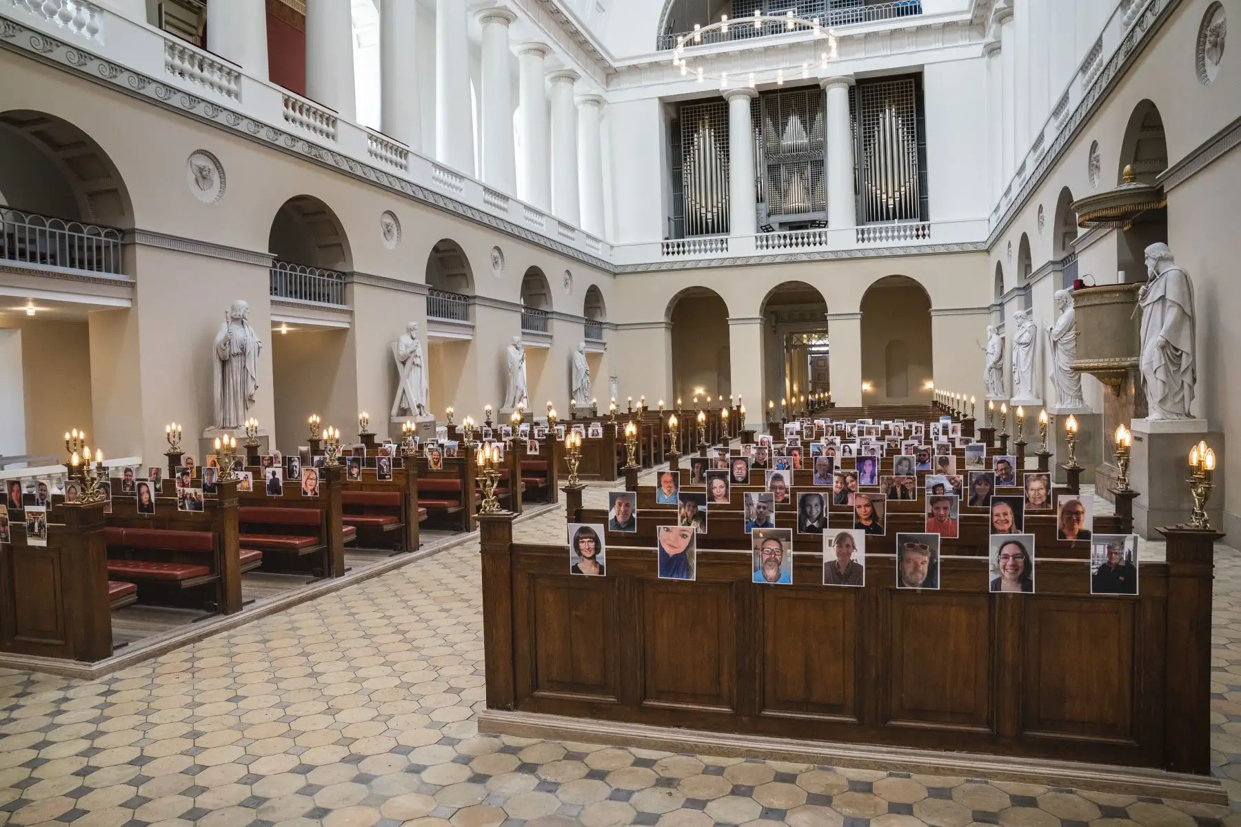 Se realizo misa en la iglesia de Nuestra Señora el Jueves Santo a través de streaming. Las imágenes fueron enviadas por los miembros de la congregación a través de Internet y colocadas en los bancos del recinto, en Copenhague. Foto: AFP