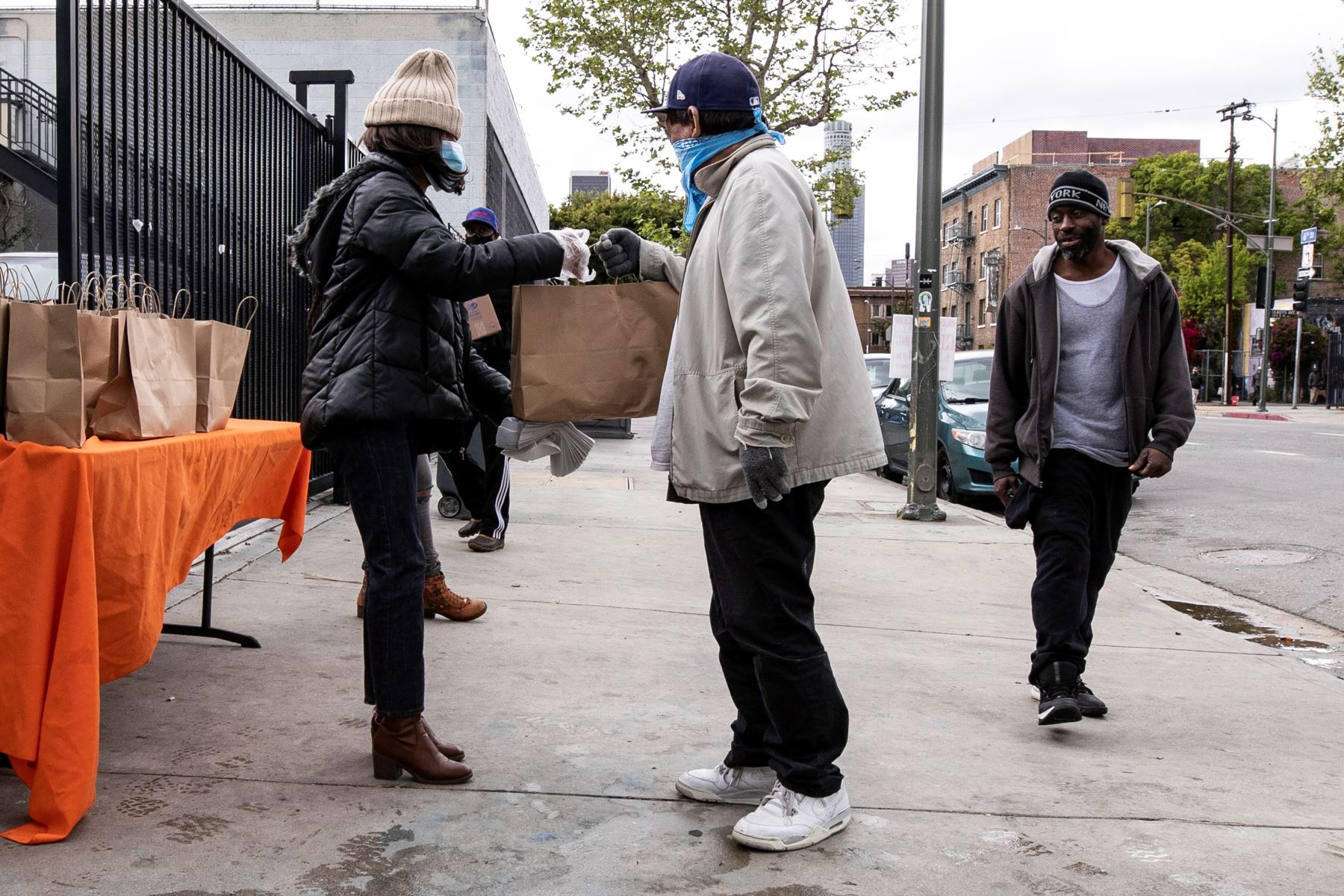 Un hombre sin hogar recibe una bolsa de comida de la Red de Acción Comunitaria de Los Ángeles.
Foto: EFE