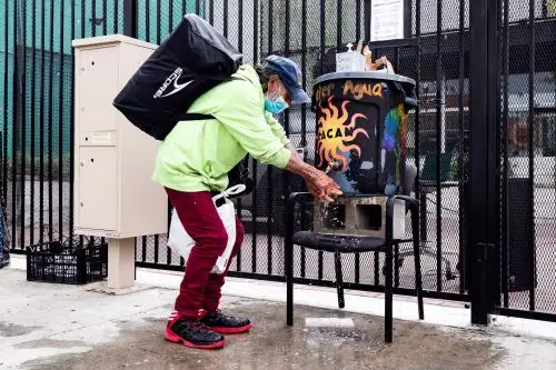 Los Ángeles, Estados Unidos.Un hombre sin hogar se lava las manos antes de recibir una bolsa de comida de la Red de Acción Comunitaria de Los Ángeles. Foto: EFE