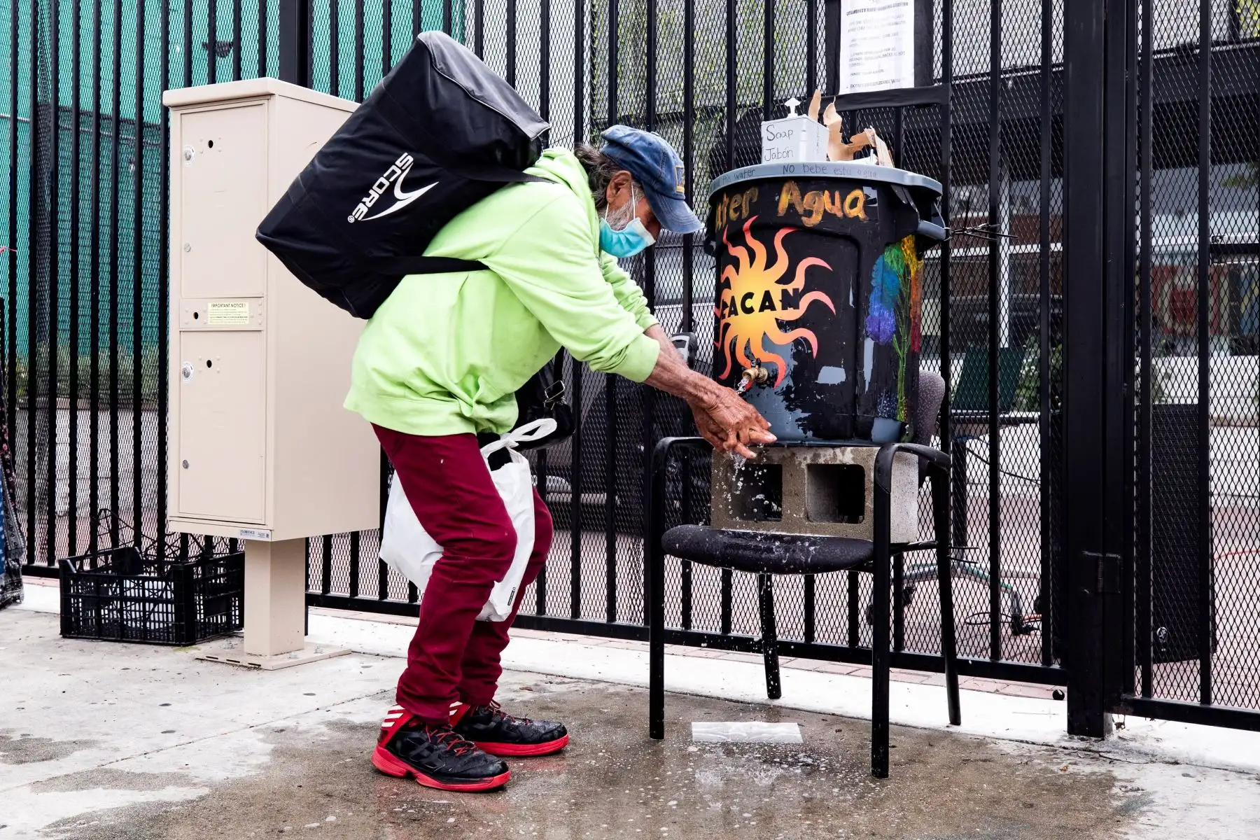 Los Ángeles, Estados Unidos.Un hombre sin hogar se lava las manos antes de recibir una bolsa de comida de la Red de Acción Comunitaria de Los Ángeles. Foto: EFE
