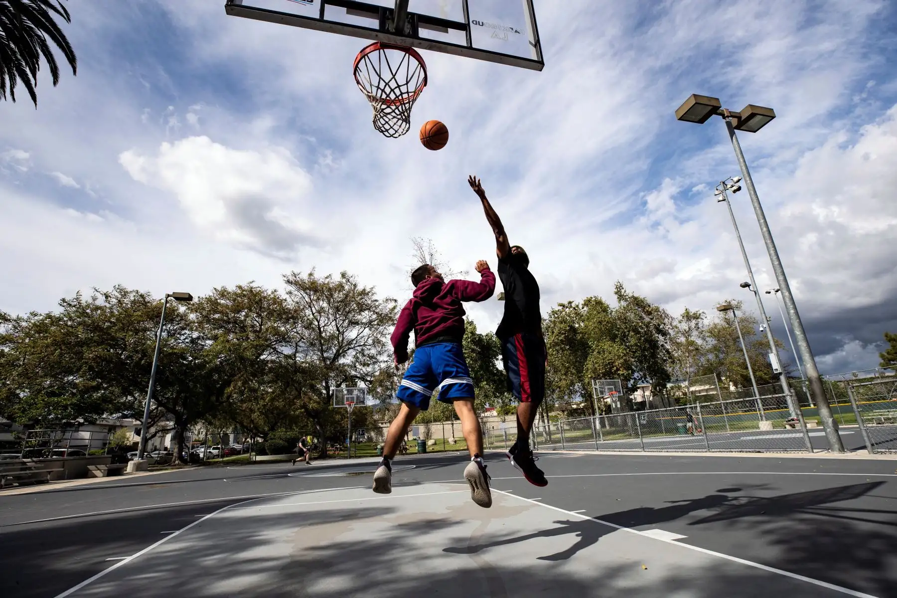 David y John juegan baloncesto en un parque comunitario en medio de la pandemia de coronavirus en Los Ángeles.
Foto: EFE