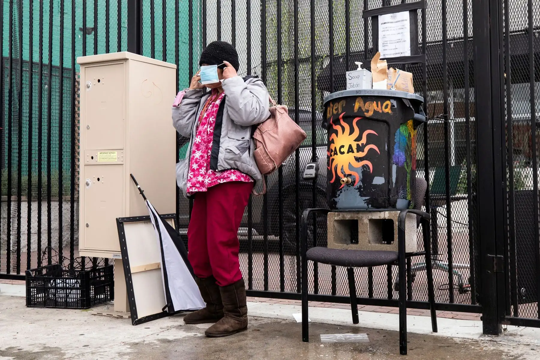 Una mujer sin hogar se pone una máscara quirúrgica, después de lavarse las manos antes de recibir una bolsa de comida de la Red de Acción Comunitaria de Los Ángeles.
Foto: EFE