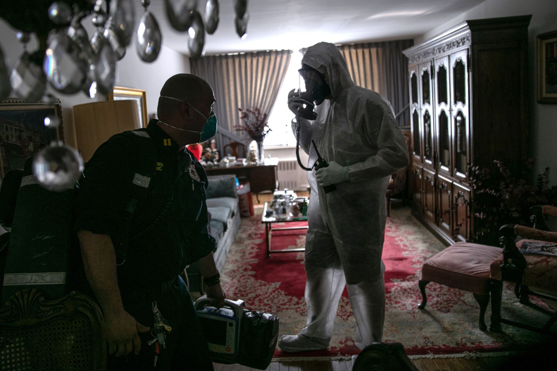 La emperatriz EMS Capitán AJ Briones, pasa junto a un bombero de Yonkers con equipo de protección personal en un apartamento en Nueva York.
Foto: AFP