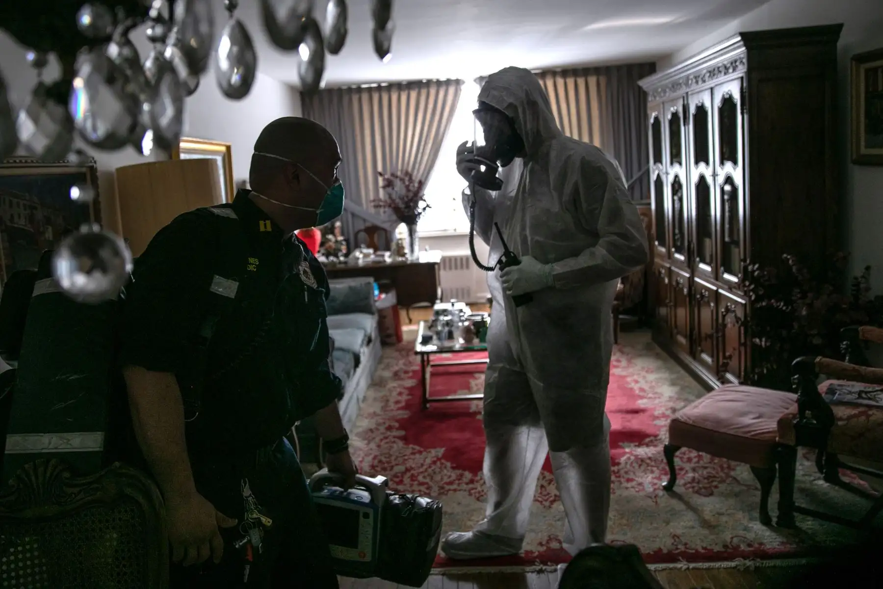 La emperatriz EMS Capitán AJ Briones, pasa junto a un bombero de Yonkers con equipo de protección personal en un apartamento en Nueva York.
Foto: AFP