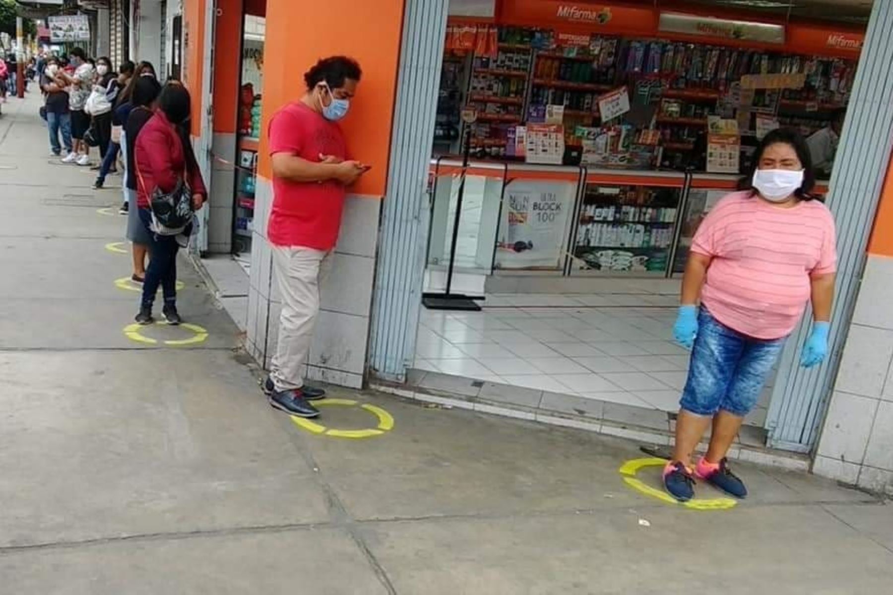 Ciudadano señaliza calles de Chimbote, en especial en las afueras de farmacias y bancos para mantener y respetar la distancia, y así evitar la propagación del coronavirus. ANDINA/Difusión