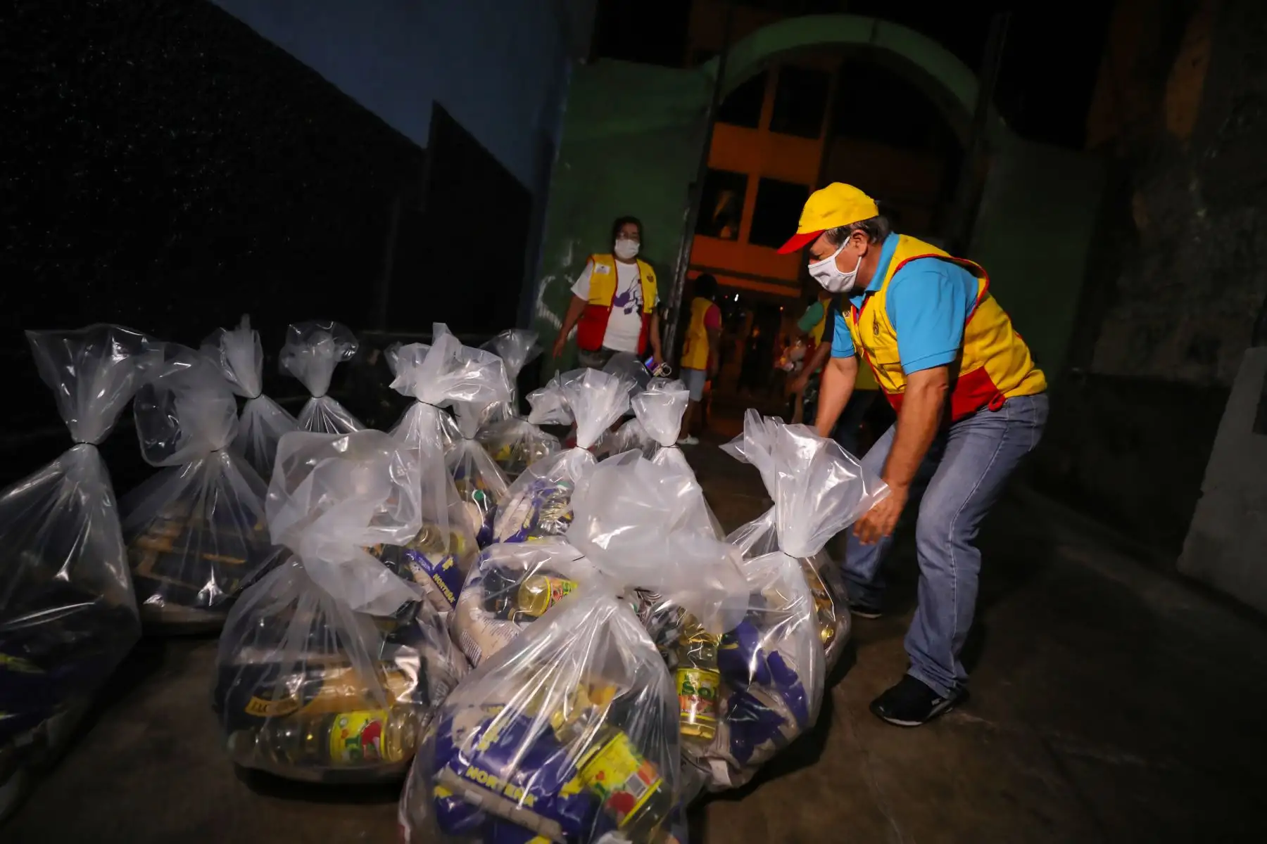 Alcalde  de Lima Jorge Muñoz entregó canastas a familias de bajos recursos económicos,en el Cercado y  Barrios Altos.Foto:Andina/MML