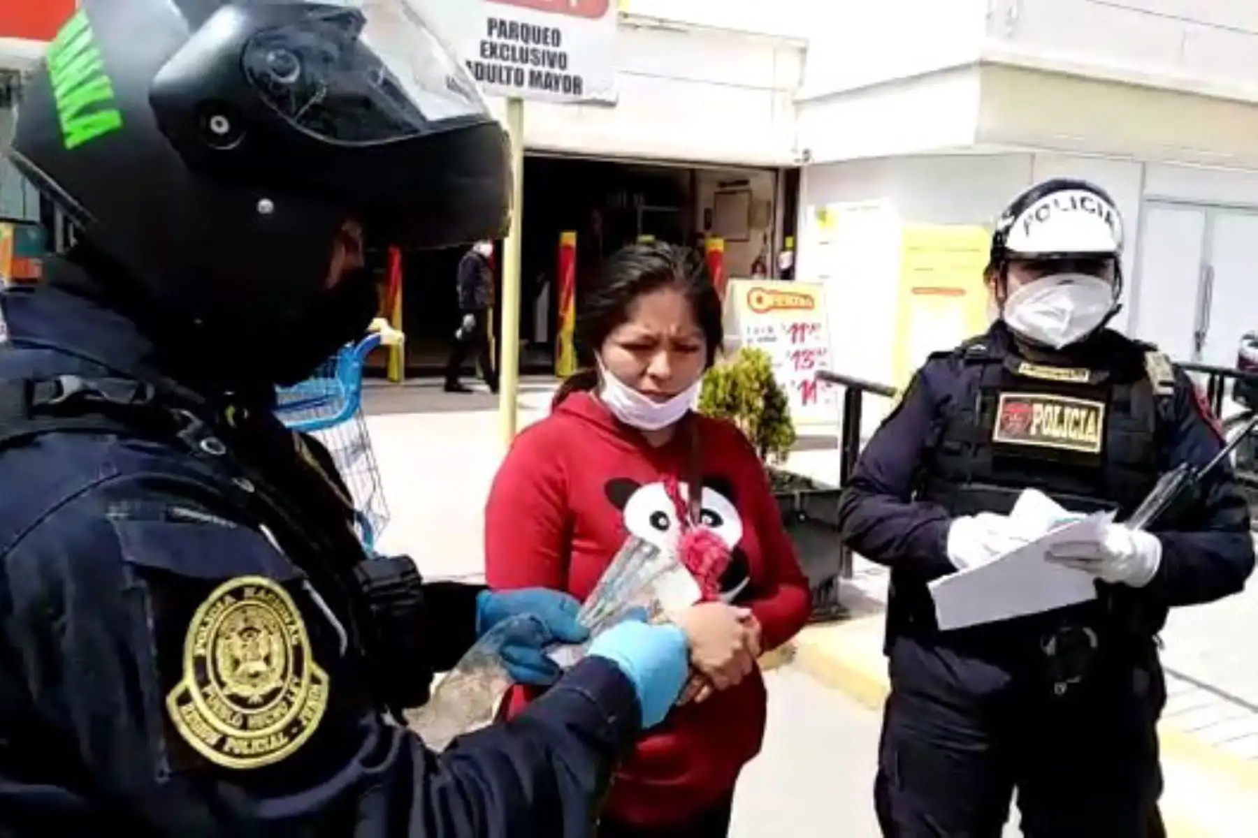 Mujer recuperó dinero que se le había trabado en un cajero automático en Huancayo, gracias a policías honestos. Foto: ANDINA/Difusión