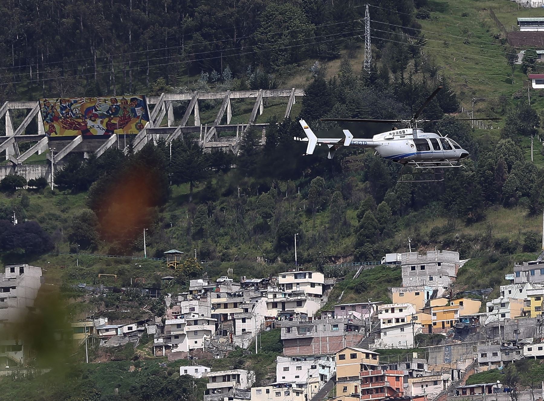 El nuncio apostólico en el Ecuador, monseñor Andrés Carrascosa Cosa, sobrevuela en un helicóptero la ciudad de Quito (Ecuador), bendiciendo este Jueves Santo, con el Santísimo Sacramento. Foto: EFE