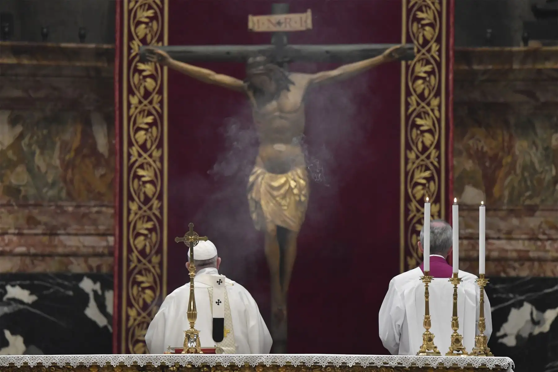 Papa Francisco oficia misa de Jueves Santo a puertas cerradas en Basílica de San Pedro. Foto: AFP