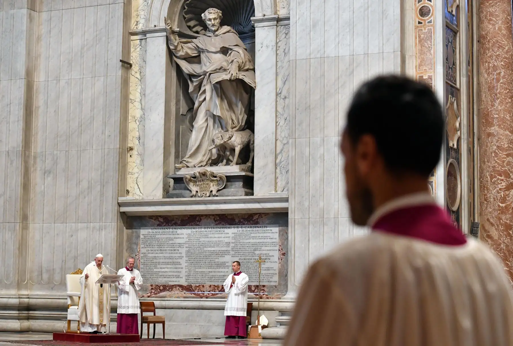 Papa Francisco oficia misa de Jueves Santo a puertas cerradas en Basílica de San Pedro. Foto: AFP