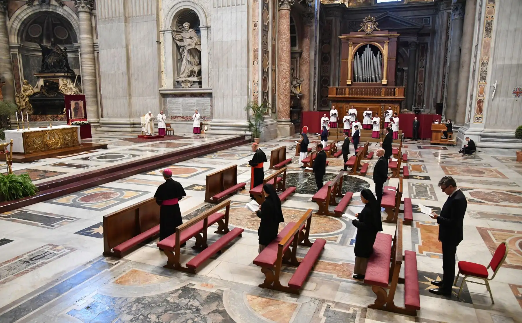 Papa Francisco oficia misa de Jueves Santo a puertas cerradas en Basílica de San Pedro. Foto: AFP