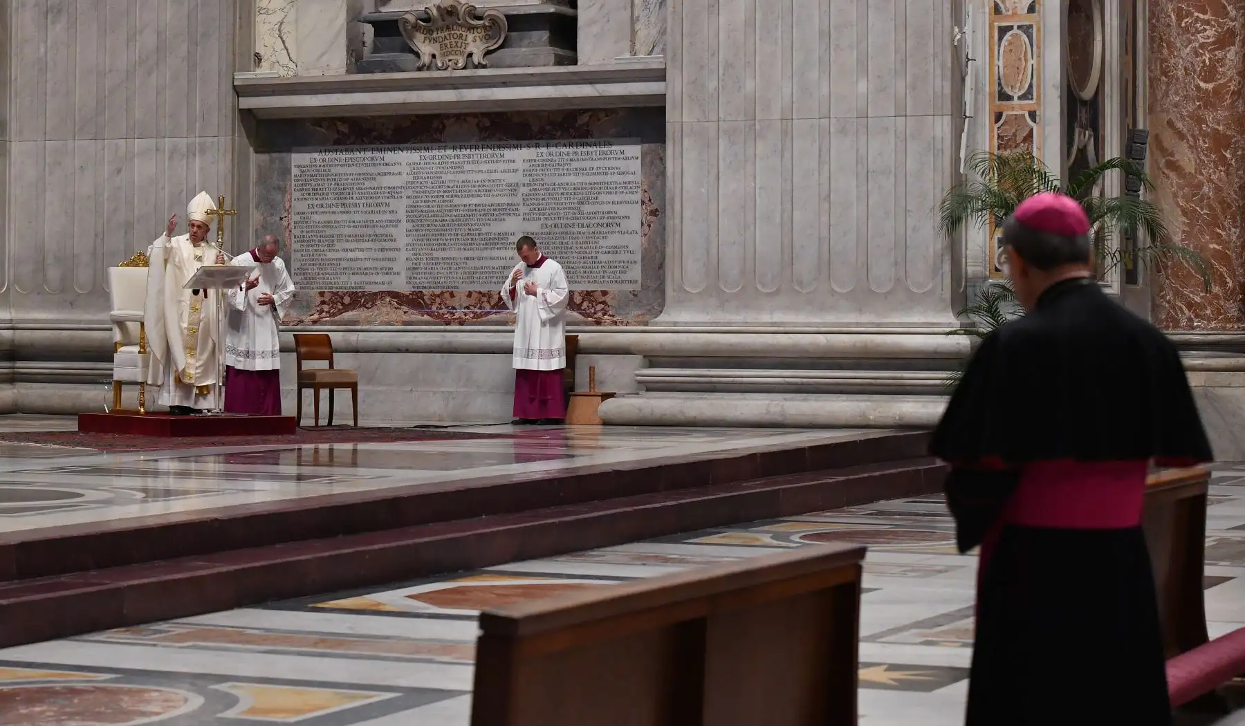 Papa Francisco oficia misa de Jueves Santo a puertas cerradas en Basílica de San Pedro. Foto: AFP