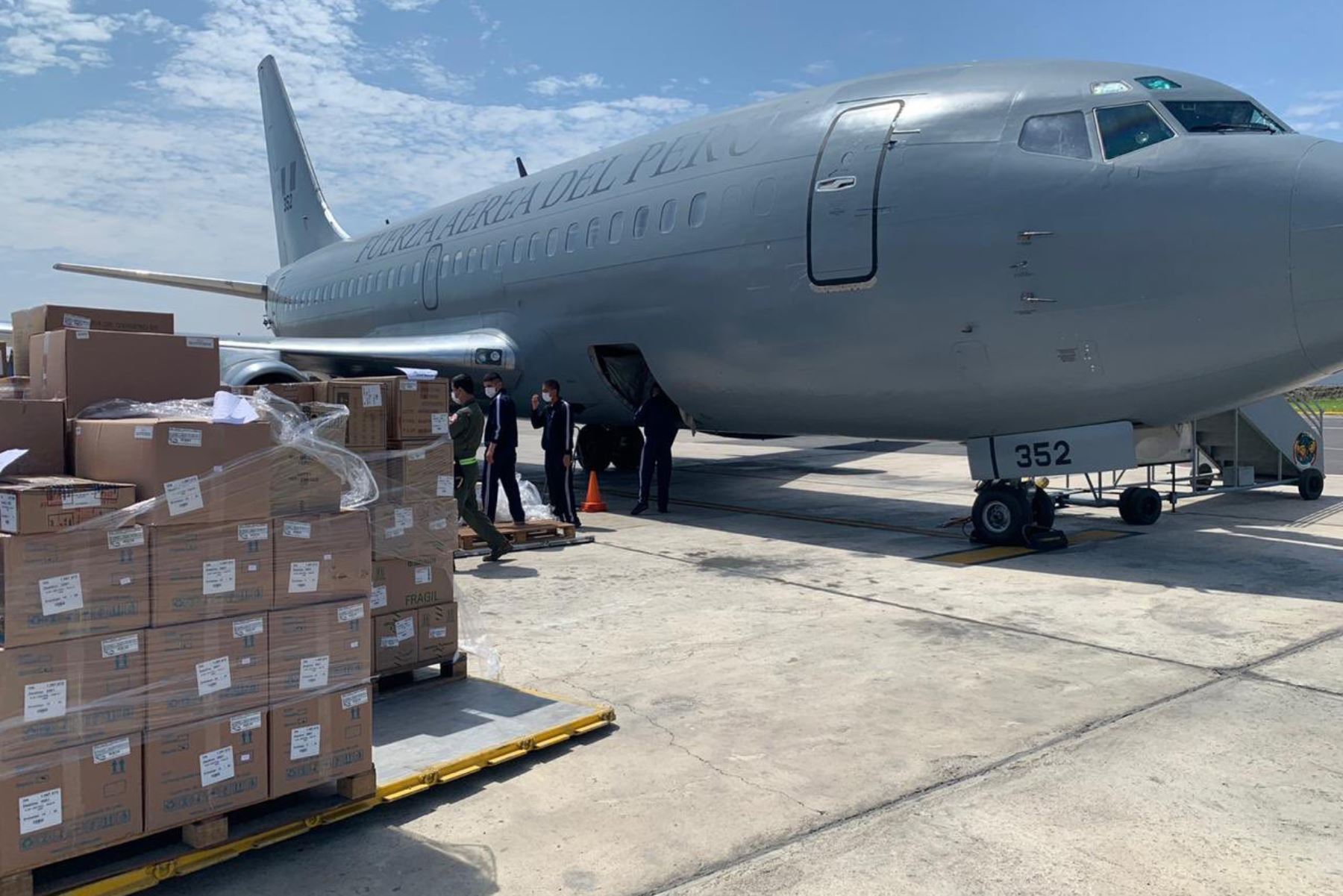 EsSalud y la Fuerza Aérea Aérea enviaron equipos de protección personal hacia Arequipa, Moquegua, Tacna, Cajamarca, Lambayeque y Piura. Foto: EsSalud