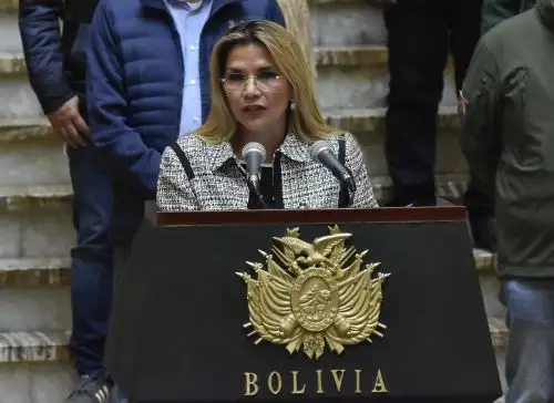 se ha dispuesto el uso de 500 tobilleras eléctricas que cuentan con un chip, para rastrear a los posibles contagiados de covid-19, en la imagen, la presidenta interina de Bolivia, Jeanine Áñez.Foto: EFE