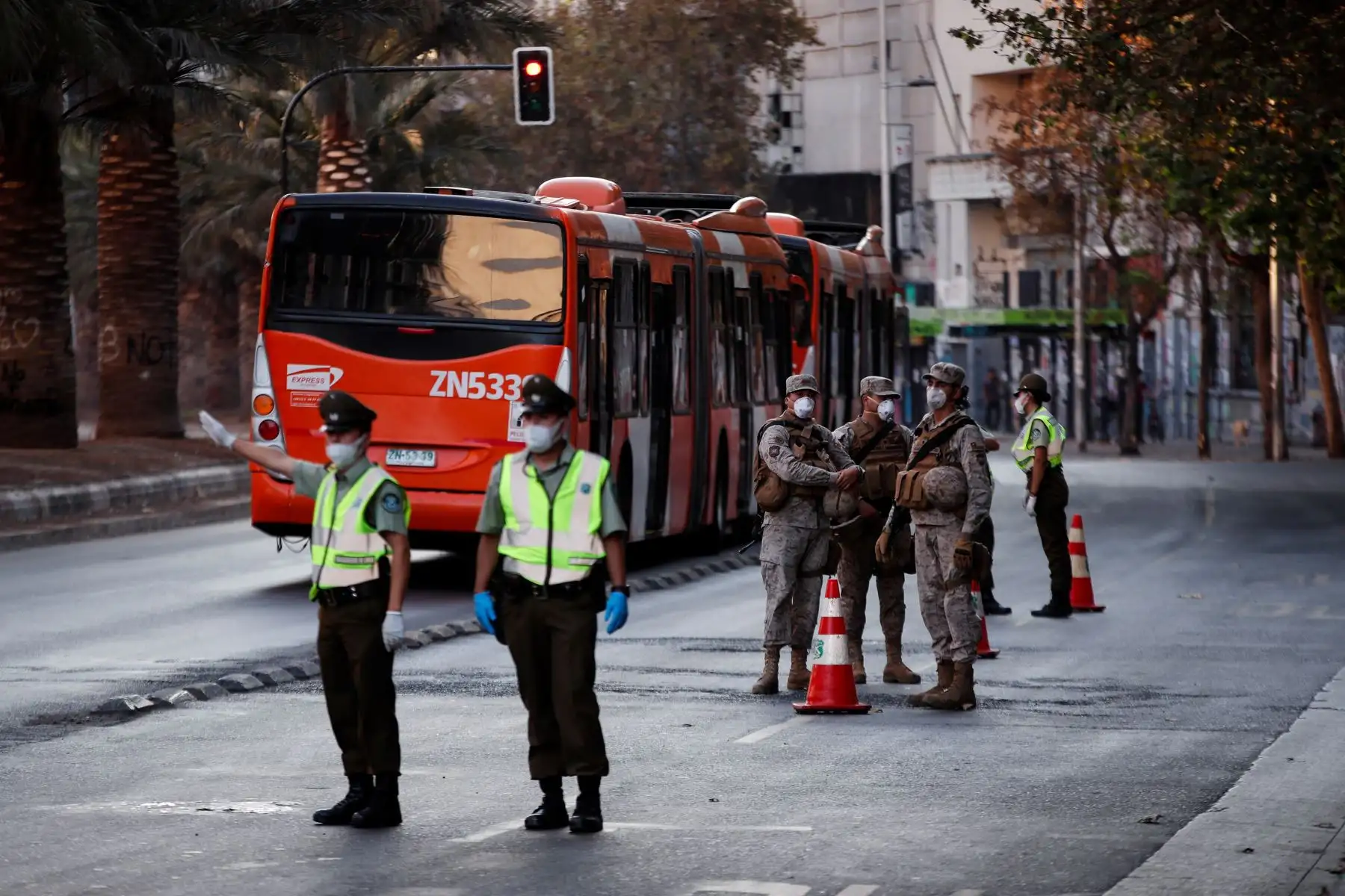 Policías y militares de Chile custodian una de las comunas declaradas en cuarentena obligatoria, como medida para frenar la expansión del covid-19. Foto: Efe.