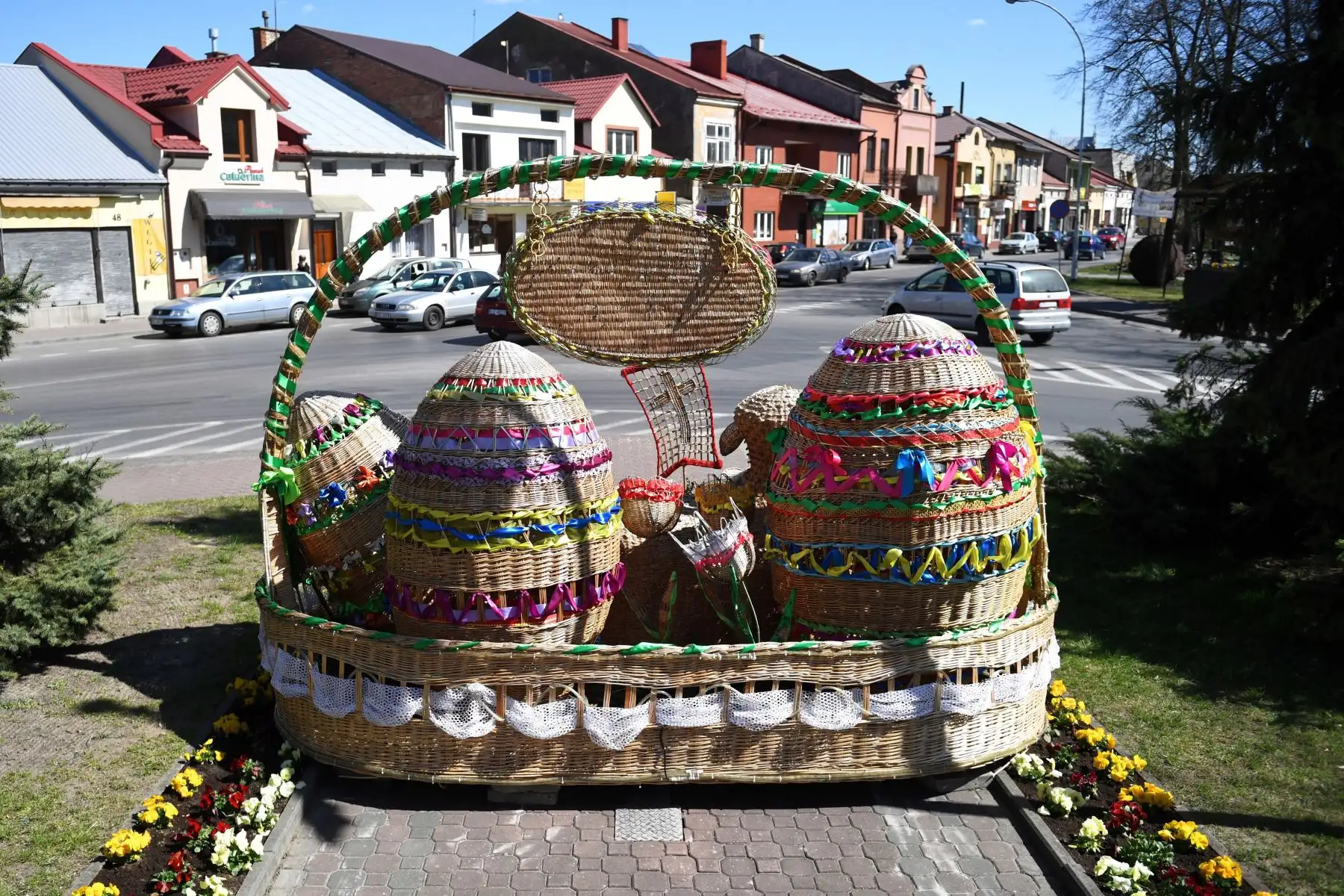 Una enorme canasta de mimbre, de cuatro metros de altura, se exhibe en el centro de Rudnik, Polonia, según la tradición de Pascua.
Foto: EFE