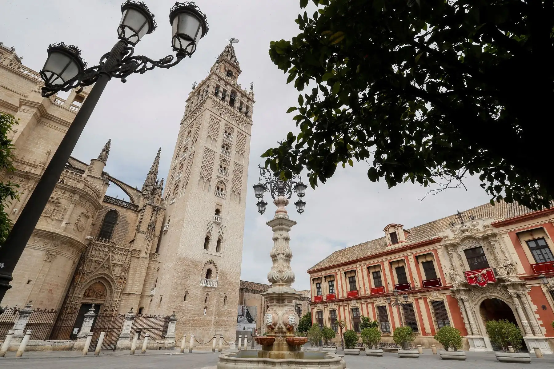 La Catedral, el Palacio Arzobispal y la Giralda de Sevilla este Viernes Santo, en el que no habrá salidas procesionales por estado de alarma decretado por el Gobierno para intentar frenar el avance del coronavirus. 
Foto: EFE