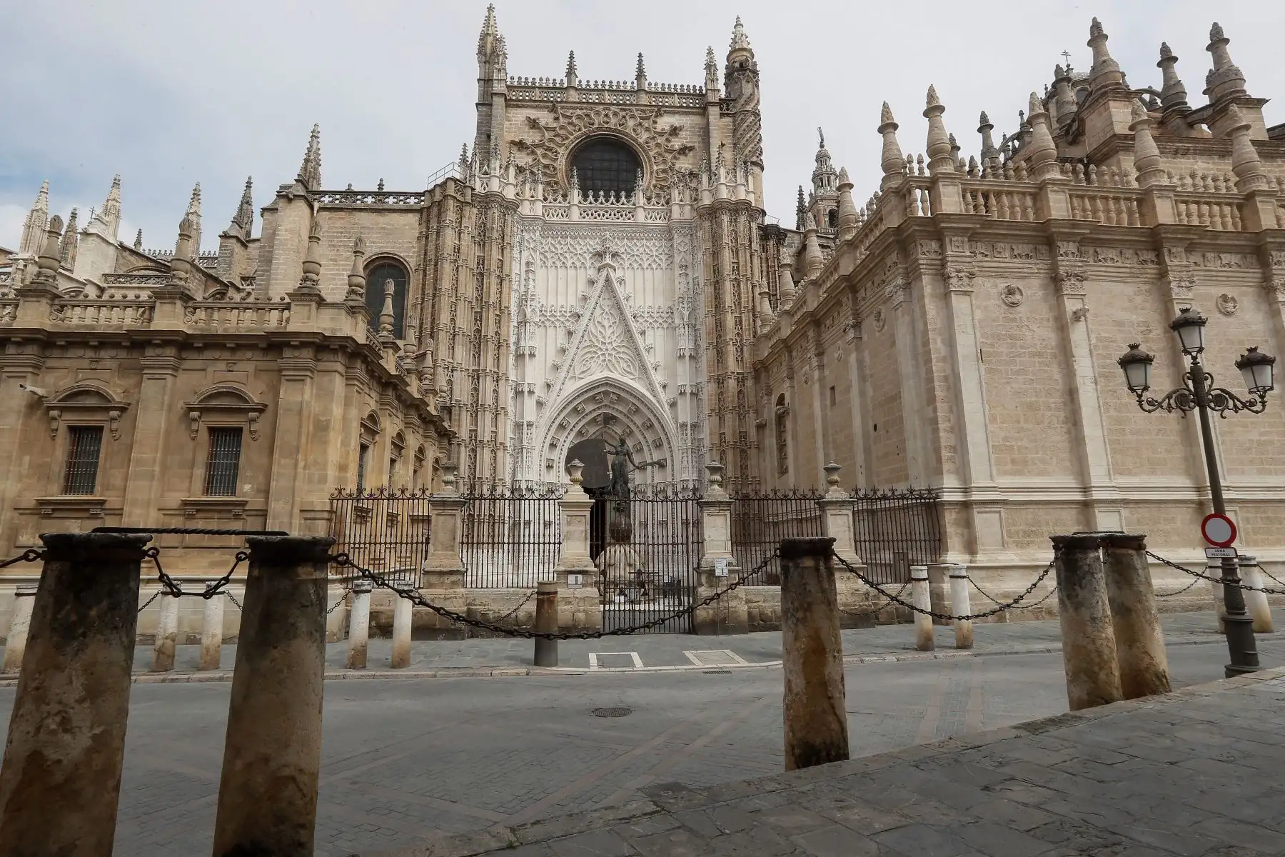 La Catedral, el Palacio Arzobispal y la Giralda de Sevilla este Viernes Santo, en el que no habrá salidas procesionales por estado de alarma decretado por el Gobierno para intentar frenar el avance del coronavirus.
Foto: EFE