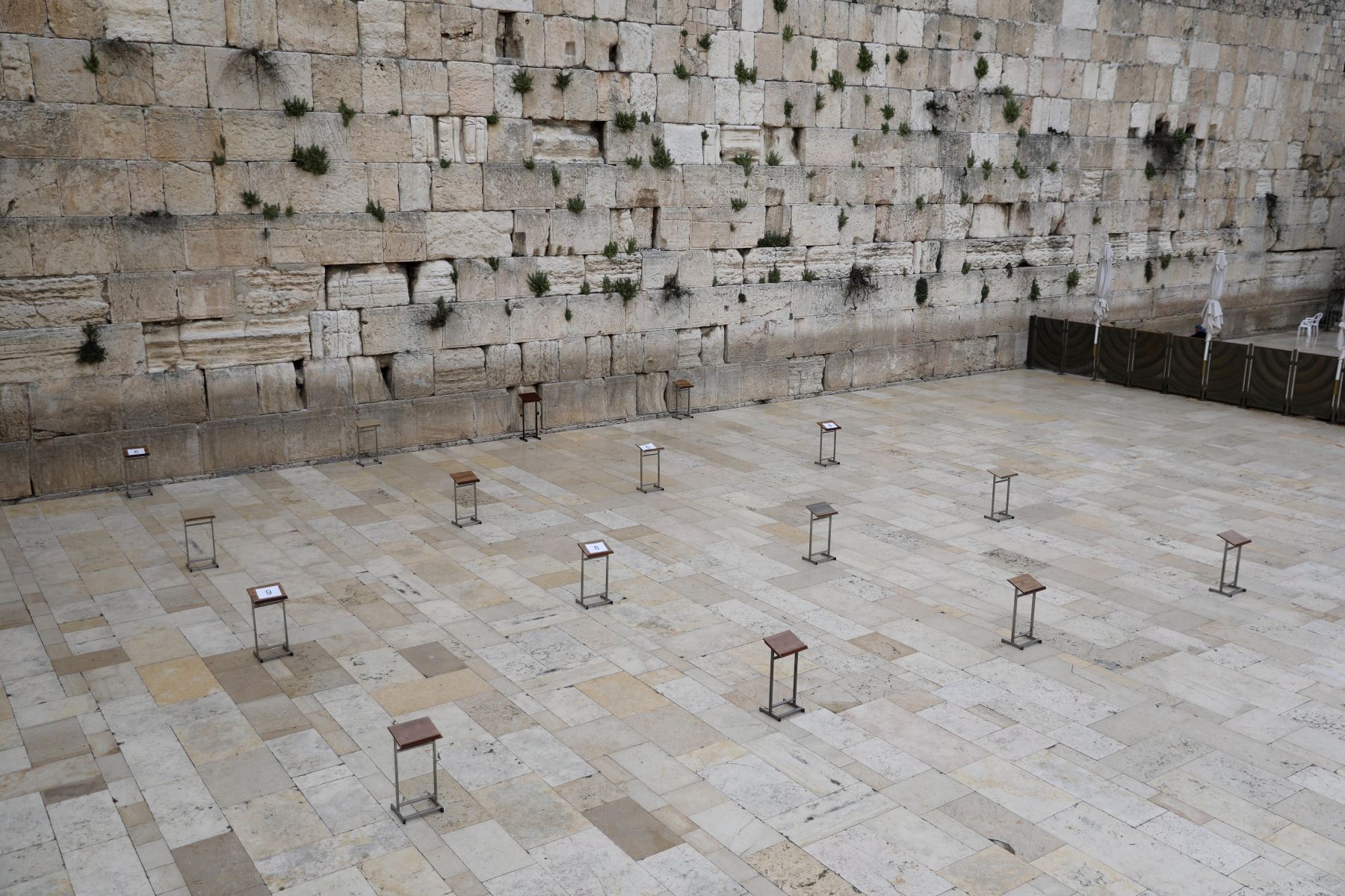 Una vista de una oración se encuentra en el Muro de las Lamentaciones vacío en la Ciudad Vieja de Jerusalén, tras el cierre  impuesto en varias ciudades y barrios judíos ultraortodoxos en todo el pais para evitar la propagación del coronavirus.
Foto: EFE