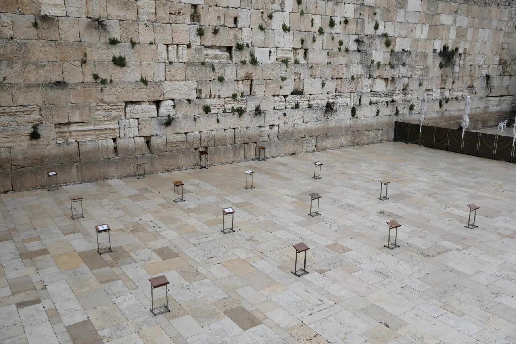 Una vista de una oración se encuentra en el Muro de las Lamentaciones vacío en la Ciudad Vieja de Jerusalén, tras el cierre  impuesto en varias ciudades y barrios judíos ultraortodoxos en todo el pais para evitar la propagación del coronavirus.
Foto: EFE