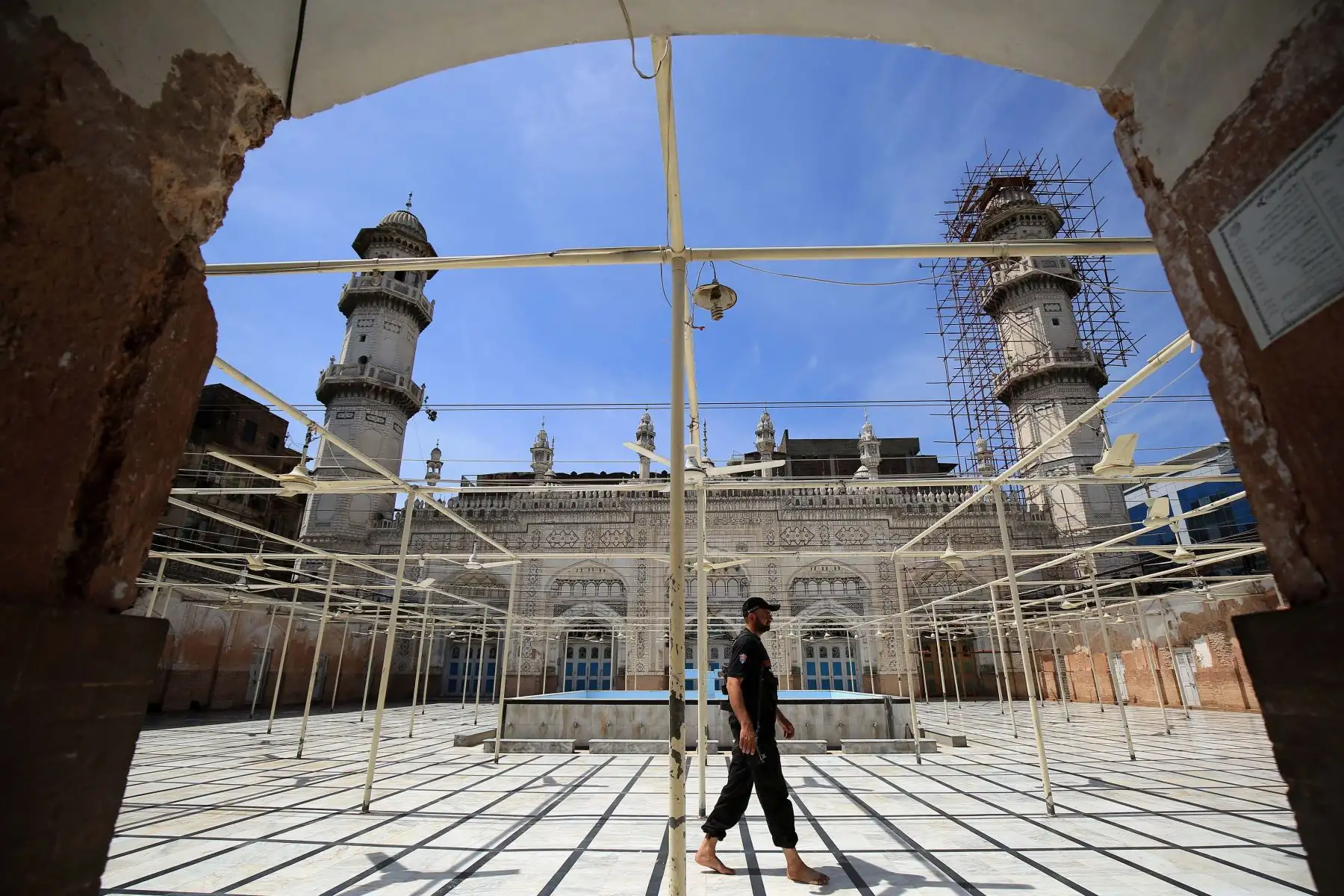 Un funcionario de seguridad paquistaní pasa junto a una mezquita cerrada mientras las autoridades suspendieron la reunión religiosa durante las oraciones semanales, en medio del cierre de la provincia de Khyber en Pakistán.
Foto: EFE