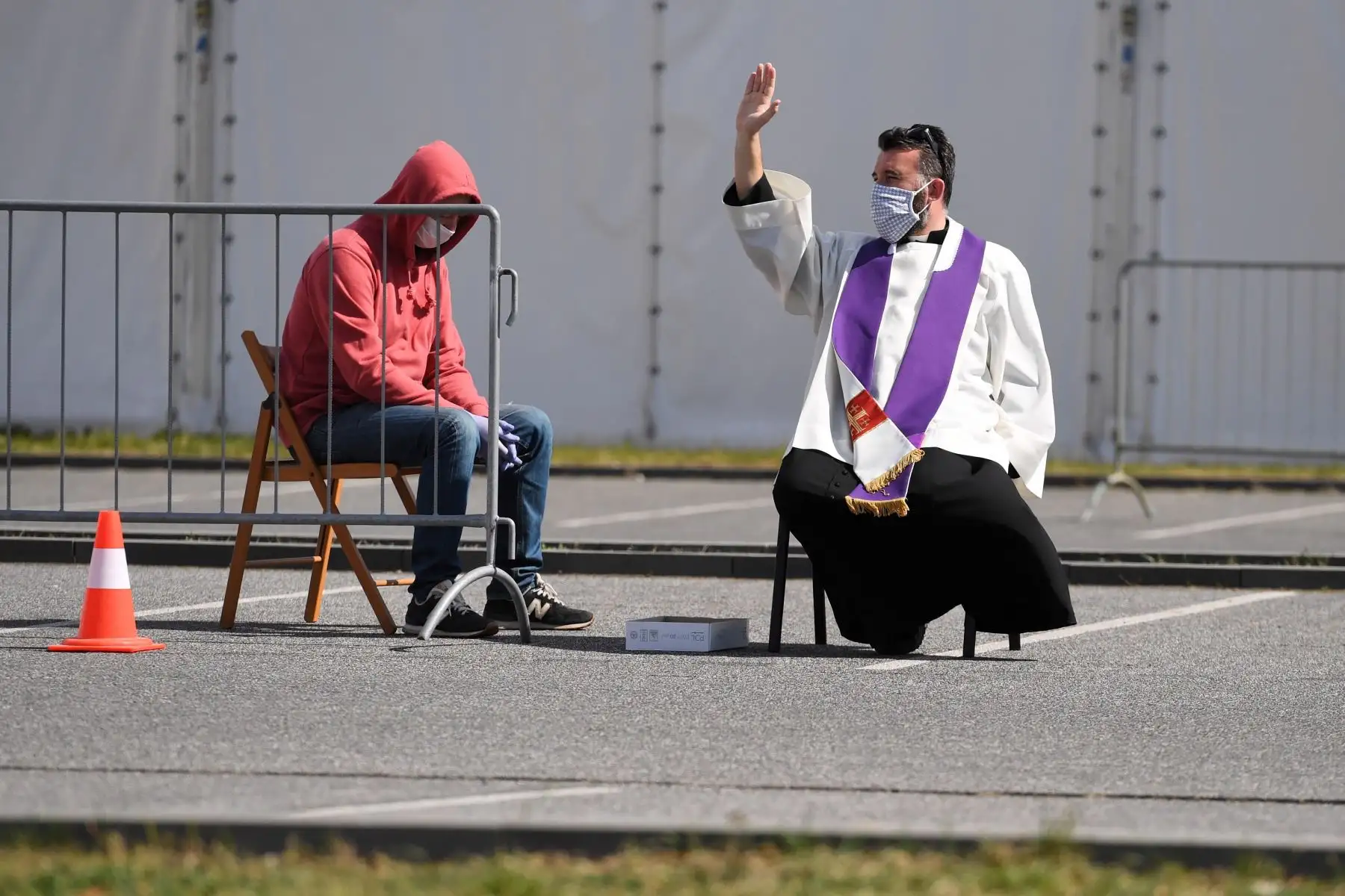 Un creyente durante una confesión en la calle al lado del Templo de la Divina Providencia el Viernes Santo en Wilanow, Varsovia, Polonia.
Foto: EFE