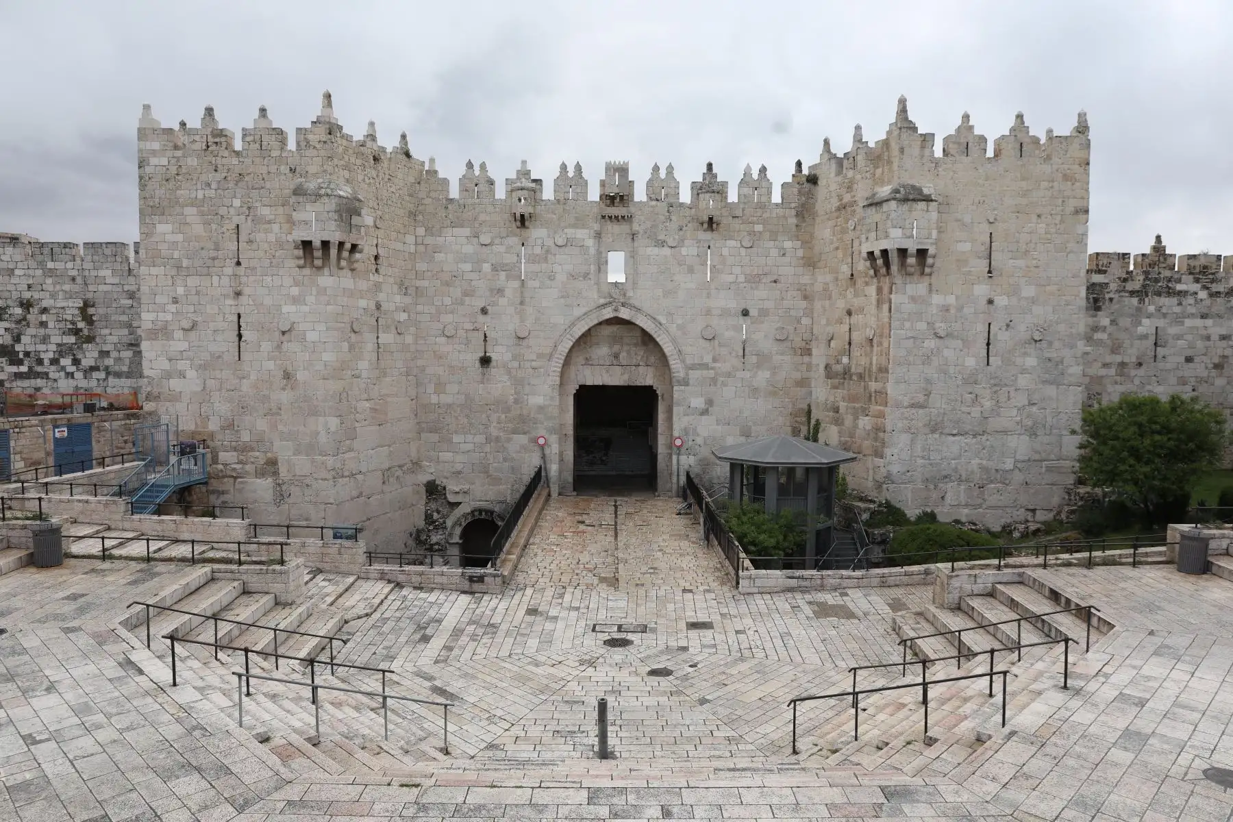 Una vista sobre la plaza vacía de la Puerta de Damasco en la Ciudad Vieja de Jerusalén, luce cerrada por las autoridades ante la amenaza del coronavirus.
Foto:EFE