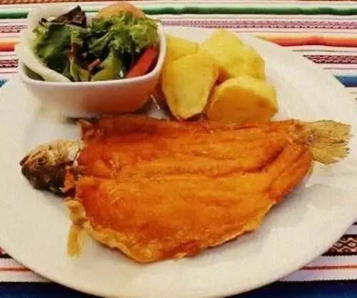 La trucha es un superalimento que cuenta con un alto valor proteínico que fortalece el sistema inmune y acelera el crecimiento de los músculos, gracias a su elevado contenido en omega 3, un ácido graso y nutriente fundamental que contribuye con el desarrollo y óptimo funcionamiento cerebral, además de prevenir enfermedades cardiacas.