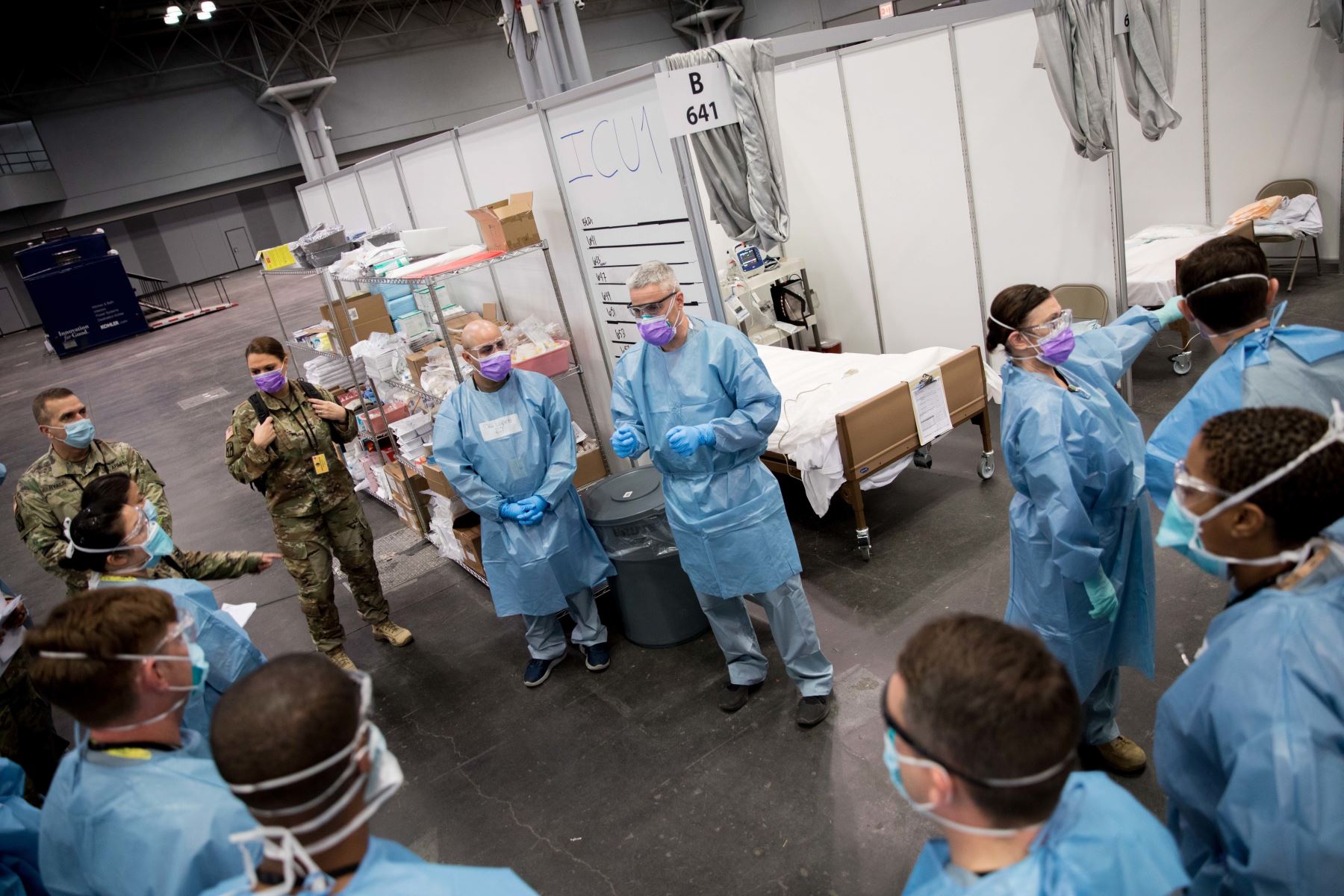 Equipo médico y militar del 9º Centro Hospitalario de Nueva York mantienen una reunión en la unidad de cuidados intensivos en Nueva York. Foto: EFE