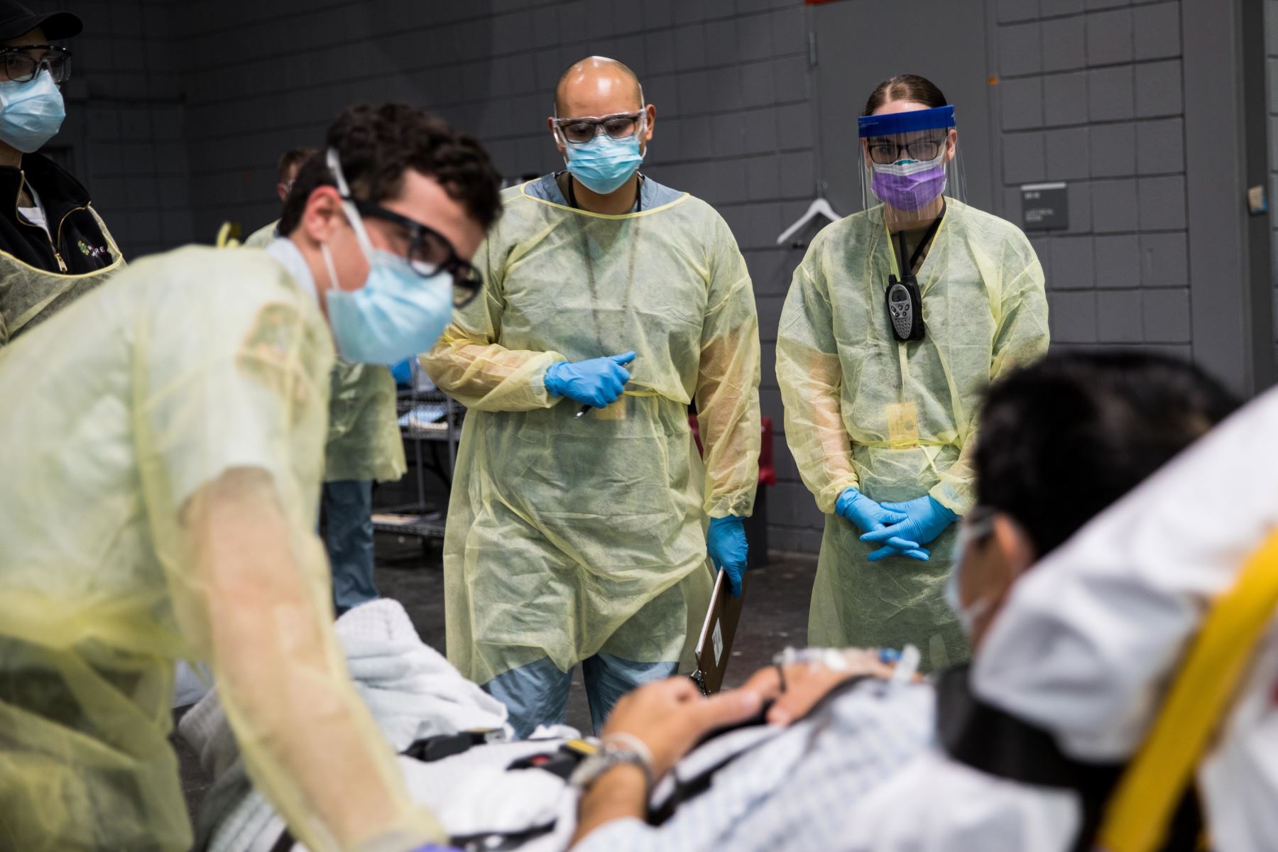 Soldados asignados a la Estación Médica Javits de Nueva York realizando procedimientos de check-in en un paciente COVID-19. Foto: EFE