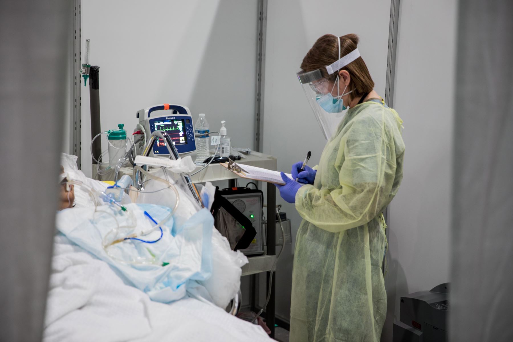 Imagen muestra a la sargento. DeAngela Cranor, asignada a la Estación Médica Javits de Nueva York monitorear a un paciente COVID-19 en la unidad de cuidados intensivos. Foto: EFE