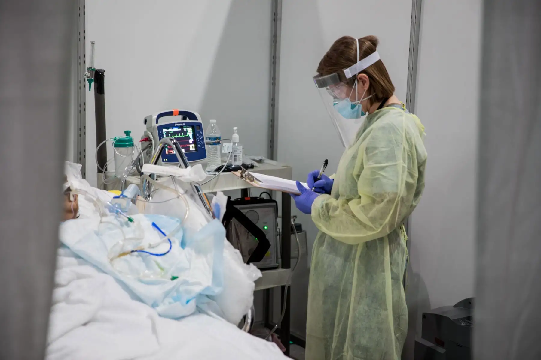 Imagen muestra a la sargento. DeAngela Cranor, asignada a la Estación Médica Javits de Nueva York monitorear a un paciente COVID-19 en la unidad de cuidados intensivos. Foto: EFE