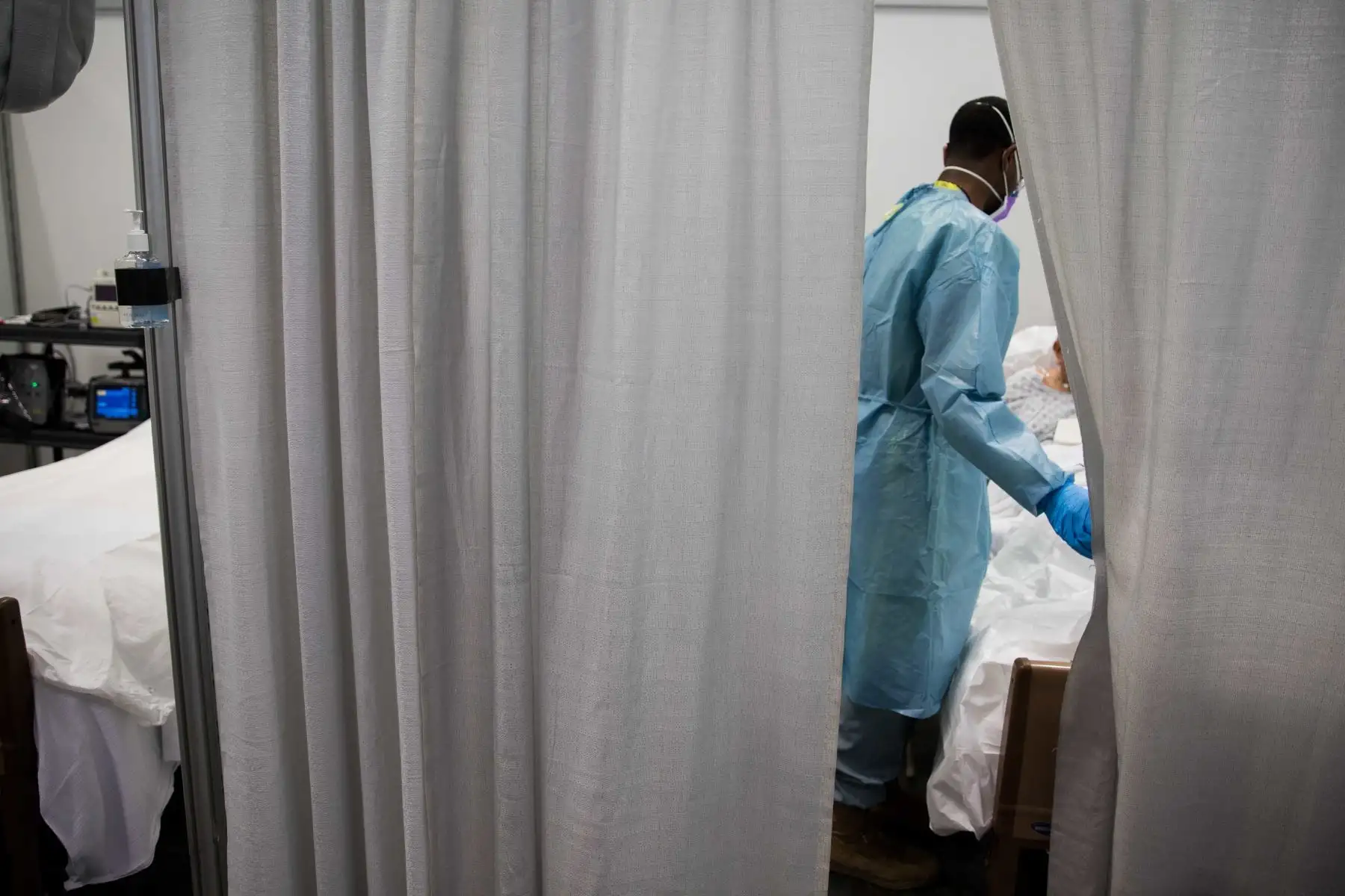 Un soldado asignado a la Estación Médica Javits de Nueva York controla a un paciente COVID-19 en la unidad de cuidados intensivos. Foto: EFE