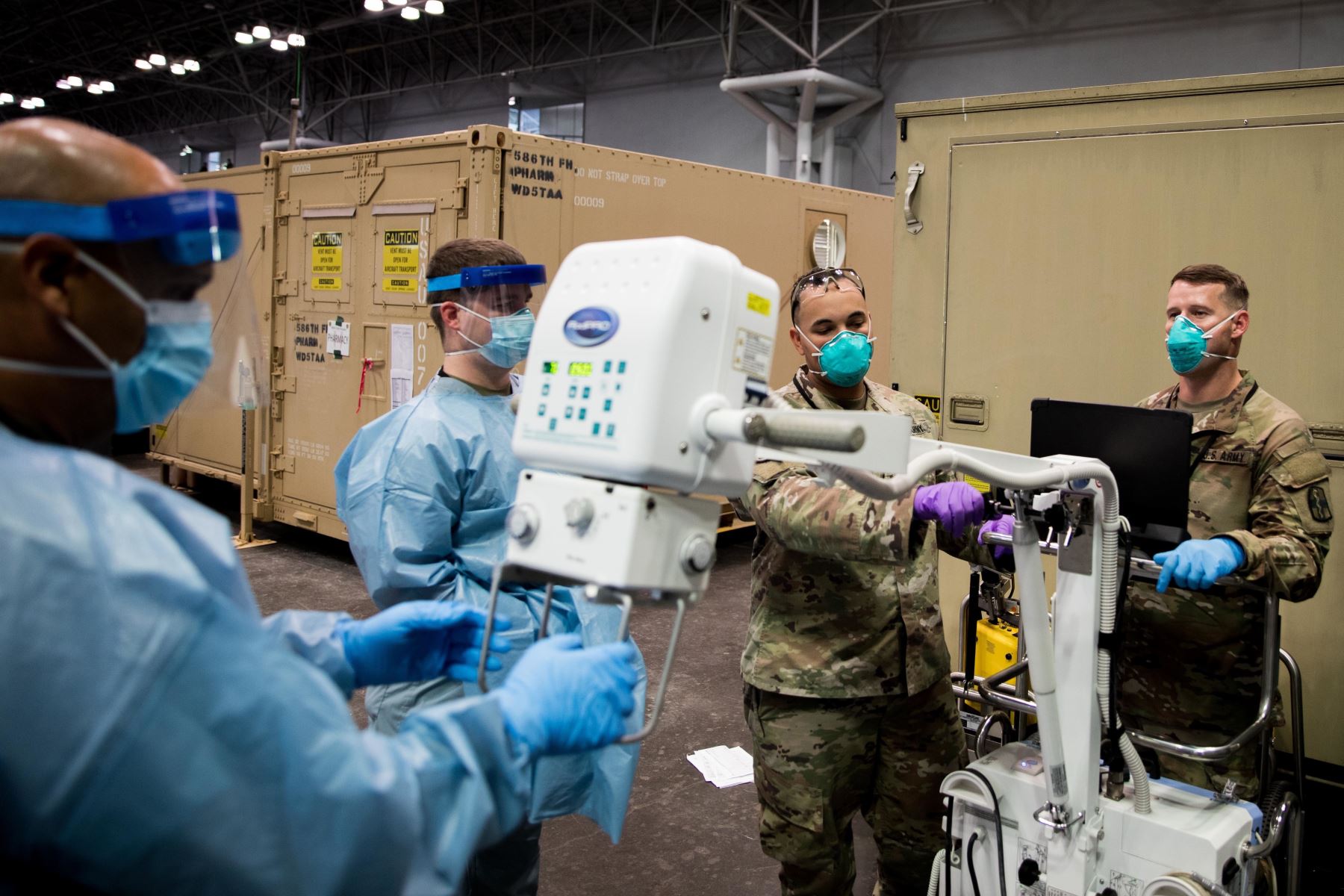 Soldados asignados a la Estación Médica Javits de Nueva York instalan una máquina portátil de rayos X. Foto: EFE