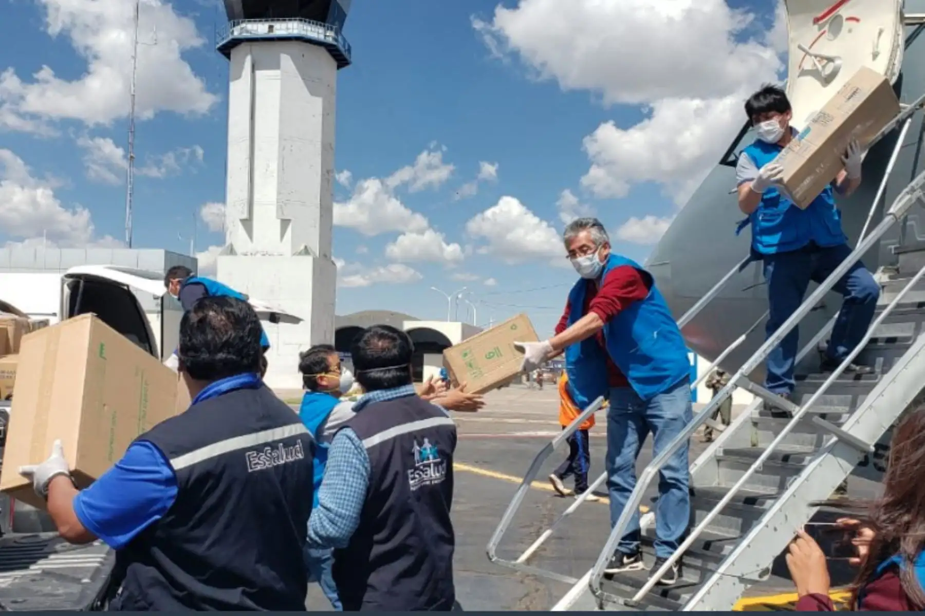 Essalud envió  un importante cargamento de mascarillas, guantes, insumos médicos, pruebas rápidas para detectar el #COVIDー19. Foto:ANDINA/Essalud