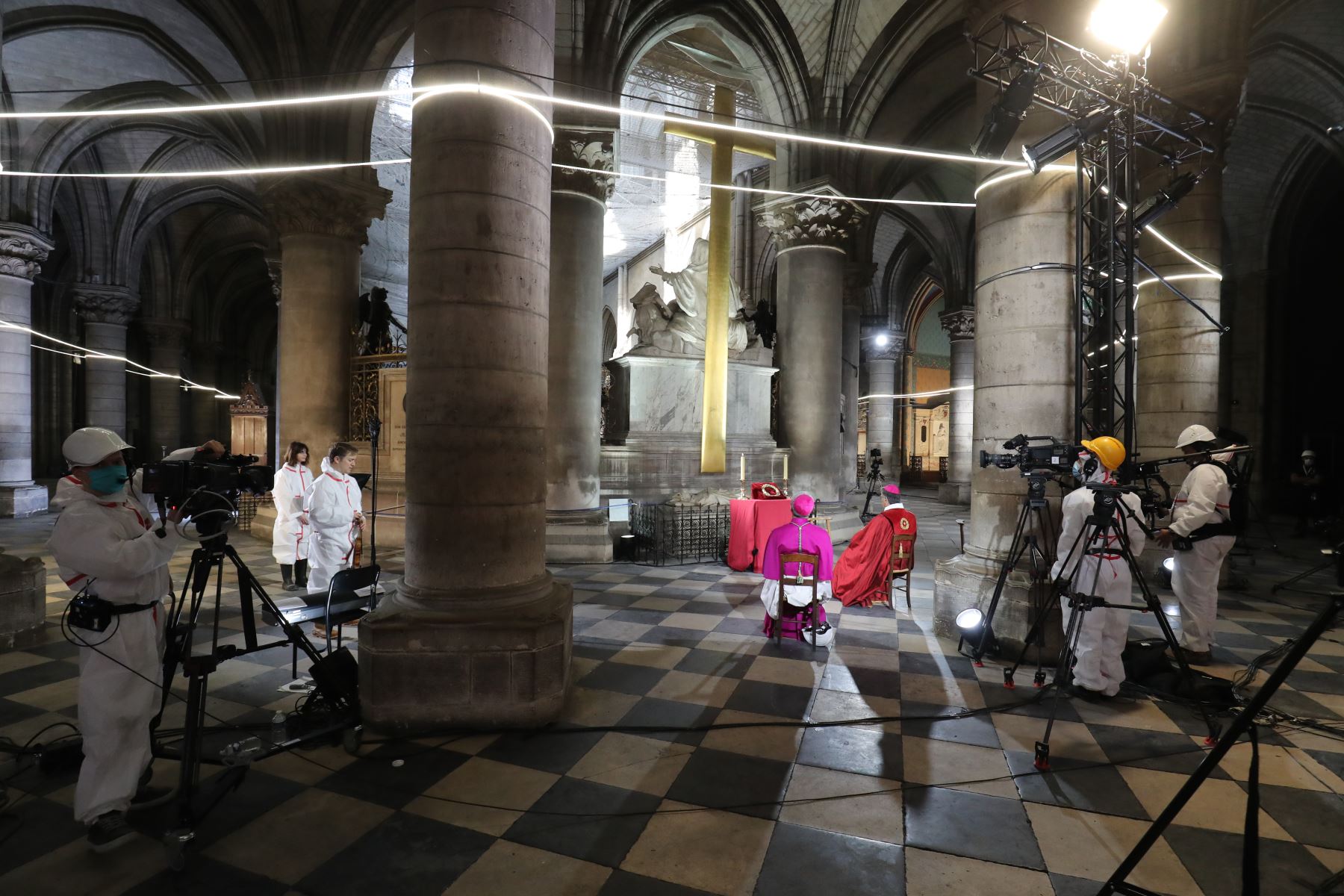 Periodistas filman y toman fotografías a los Obispos de de la catedral de Notre-Dame este Viernes Santo. Foto: AFP