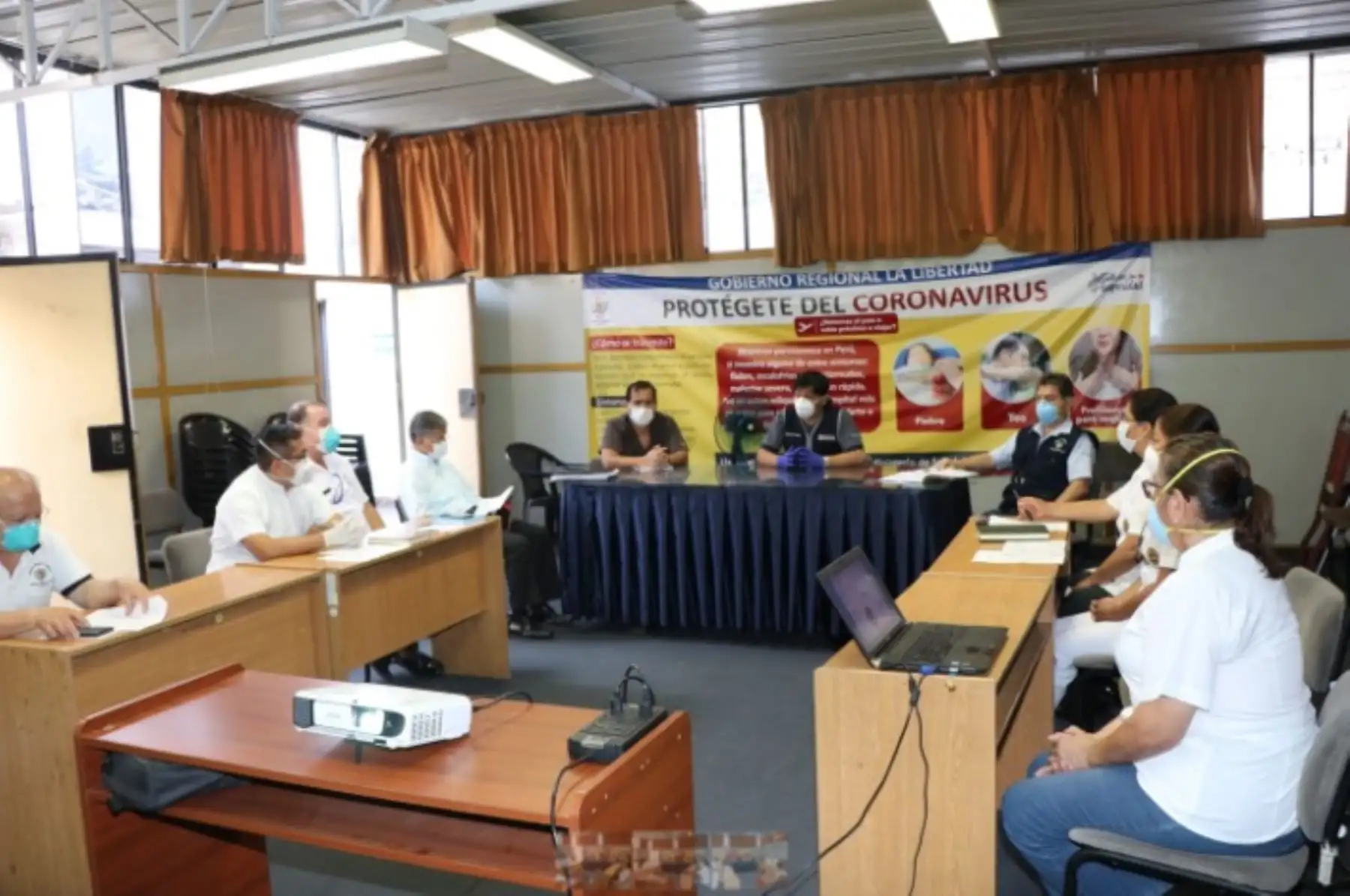 El gobierno regional de La Libertad constituyó su Comando Regional de Operaciones Covid-19, que alberga a diferentes sectores públicos y privados que tienen que ver con el sector salud, a fin de sumar esfuerzos en el objetivo de prevenir y optimizar la atención de las personas infectadas con esta enfermedad.