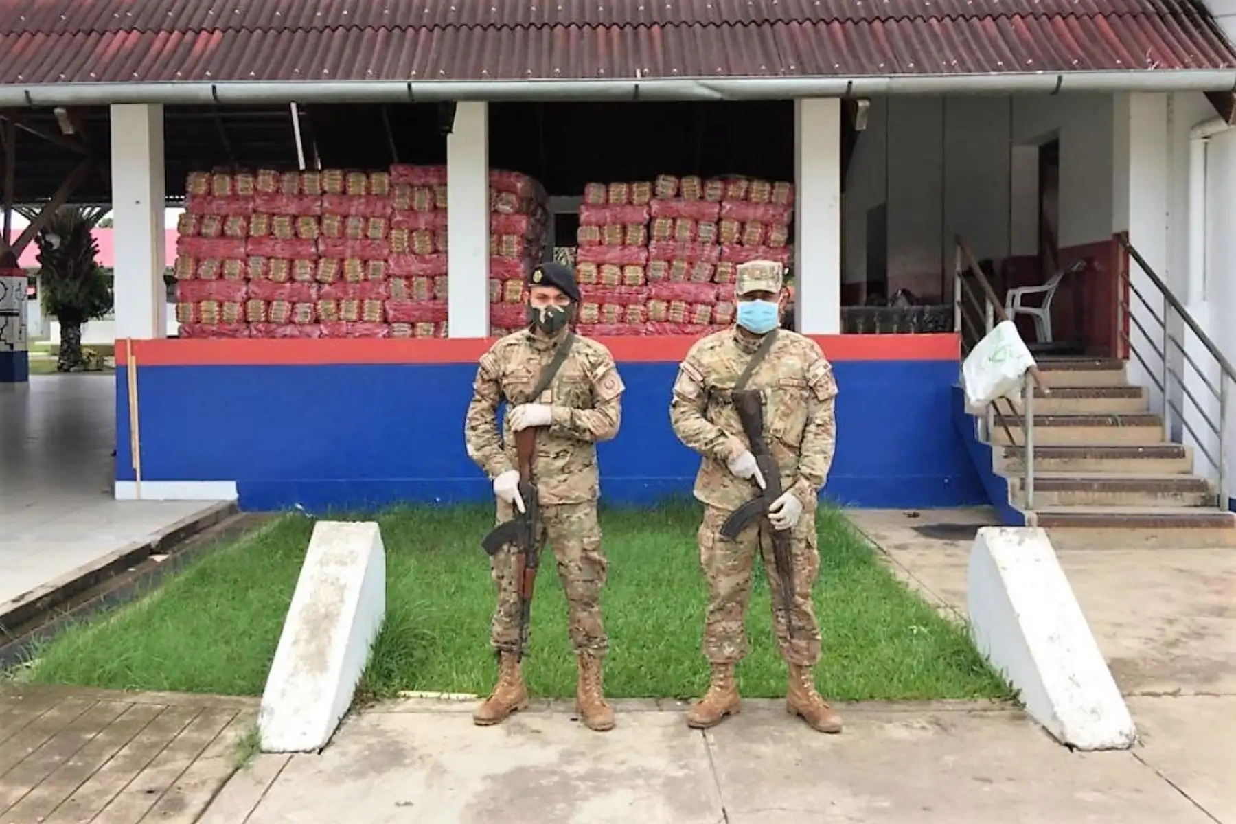 Efectivos de la Fuerza Aérea del Perú cumplen labor de seguridad y resguardo durante el estado de emergencia nacional por el coronavirus.