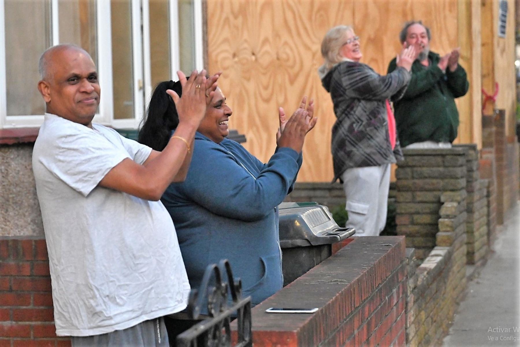 Familias británicas aplauden al personal de salud que lucha en primera línea contra el coronavirus. Foto: EFE