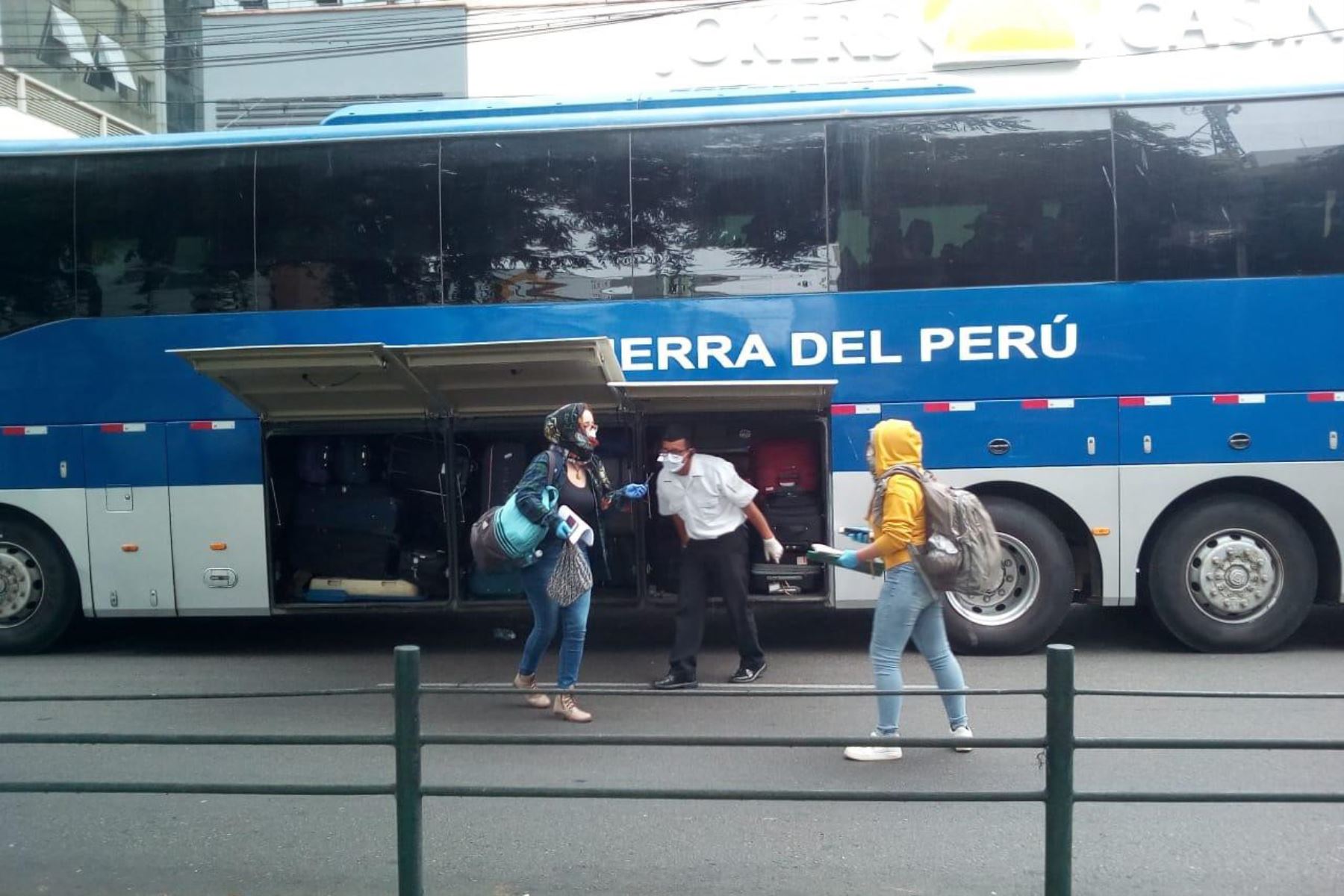 Buses de la Fuerza Aérea del Perú trasladan a ciudadanos colombianos hacia el Grupo Aéreo N° 8 para un vuelo de repatriación.