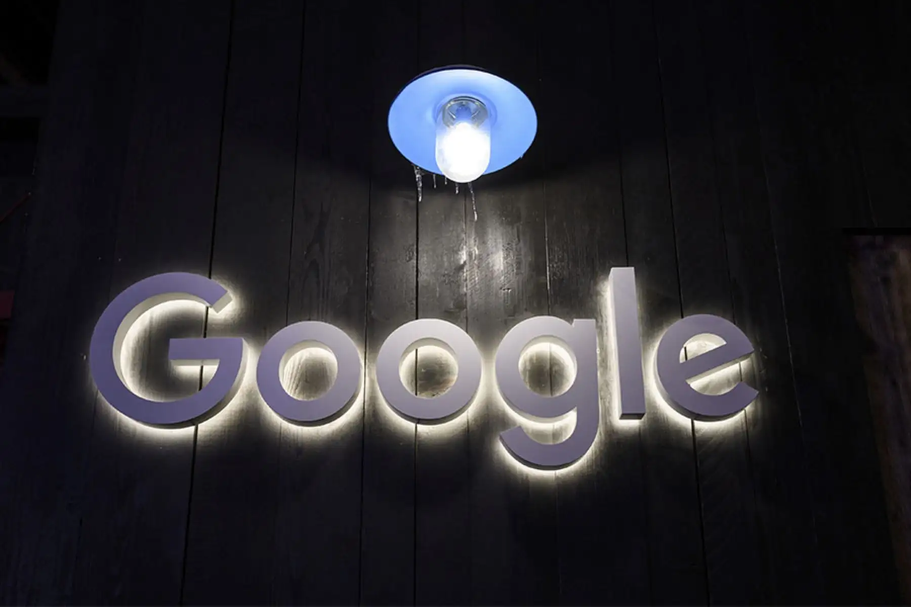 Google y Apple anuncian un esfuerzo conjunto con el uso de la tecnología Bluetooth. Foto: AFP