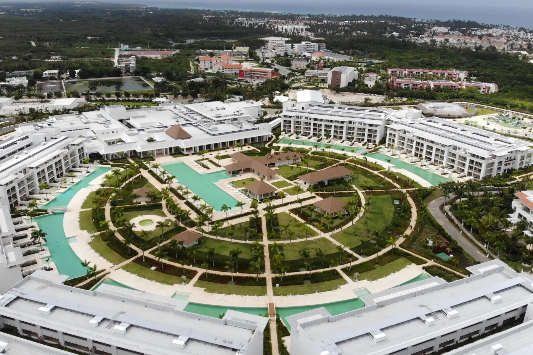 Vista aérea de las playas de Bávaro  en Punta Cana. playas vacías, hoteles cerrados, personas desempleadas, es la desoladora imagen que se repite una y otra vez en la paradisíaca Punta Cana, este de República Dominicana.
Foto: EFE