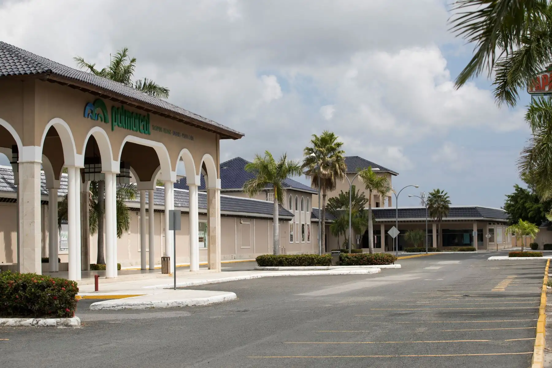 Importante centro comercial cerrado en el sector de Bávaro  en Punta Cana. Playas vacías, hoteles cerrados, personas desempleadas, es la desoladora imagen que se repite una y otra vez en la paradisíaca Punta Cana, este de República Dominicana.
Foto: EFE