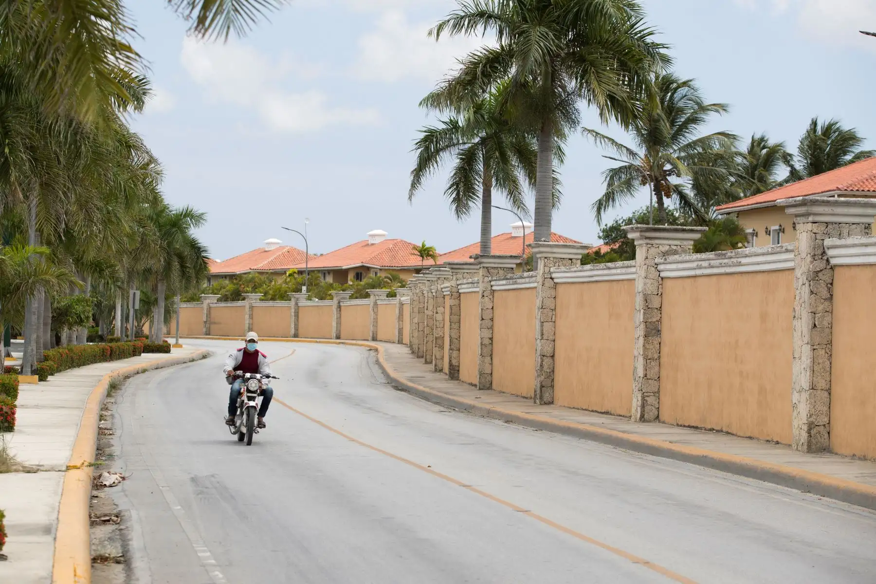 Un motociclista circula por una avenida de Bávaro , en Punta Cana. Playas vacías, hoteles cerrados, personas desempleadas, es la desoladora imagen que se repite una y otra vez en la paradisíaca Punta Cana, este de República Dominicana.
Foto: EFE