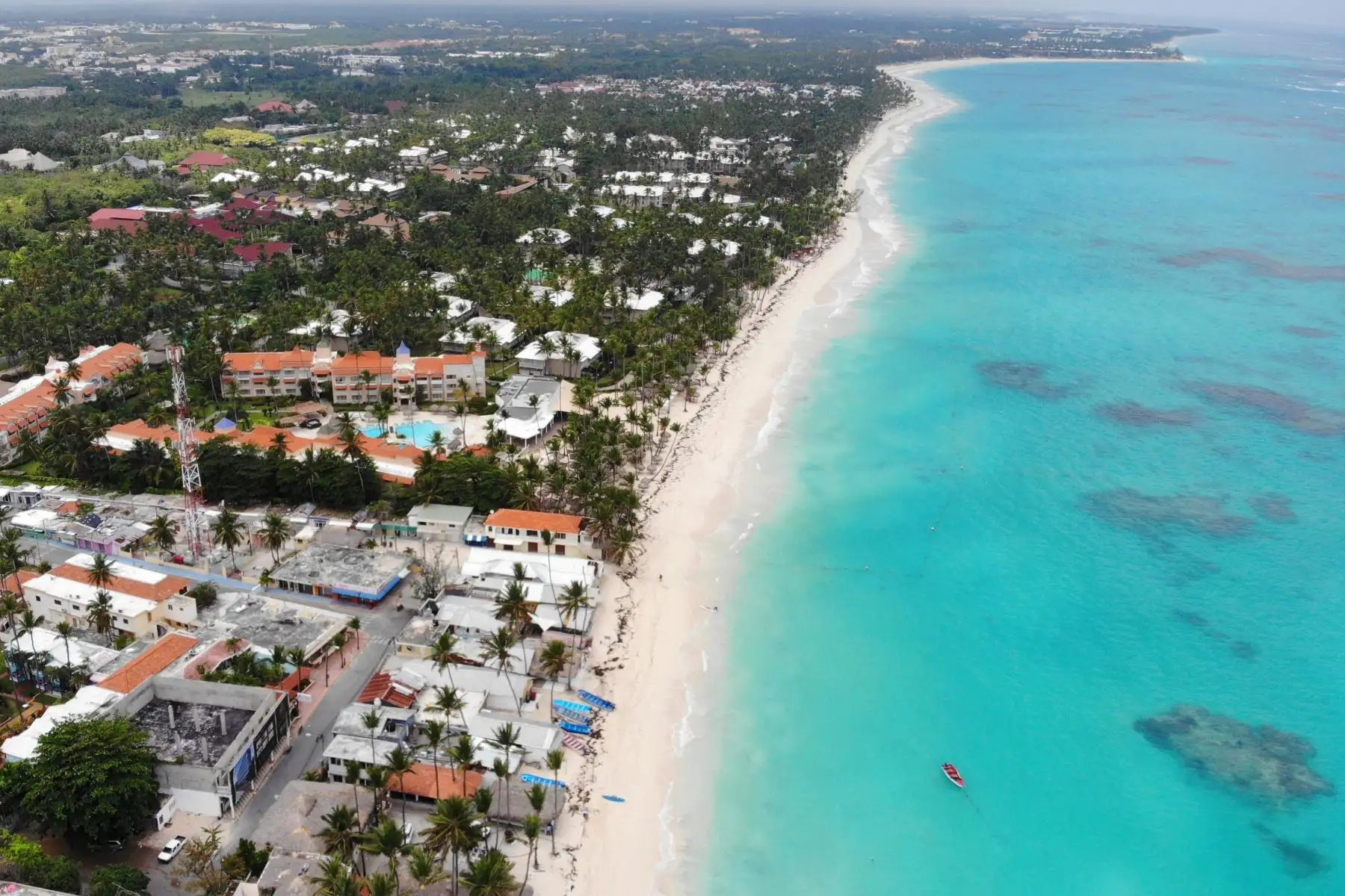 Vista aérea de las playas de Bávaro en Punta Cana. Playas vacías, hoteles cerrados, personas desempleadas, es la desoladora imagen que se repite una y otra vez en la paradisíaca Punta Cana, este de República Dominicana.
Foto: EFE