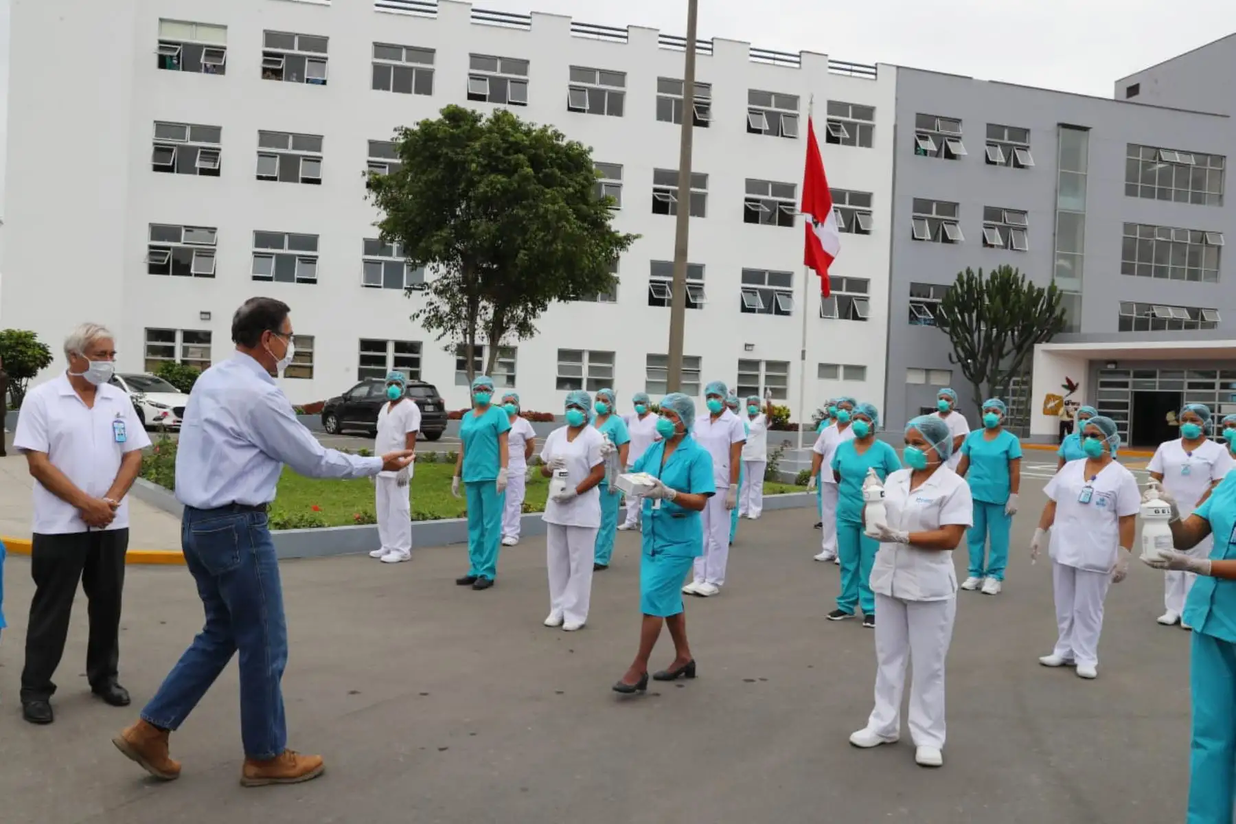 Presidente Martín Vizcarra supervisa hospital anexo San Isidro Labrador  en Ate – Vitarte y brinda declaraciones sobre la situación del Estado de Emergencia en el día 27 y las acciones que realiza el Gobierno para contener la propagación del COVID-19.
Foto: ANDINA/Prensa Presidencia