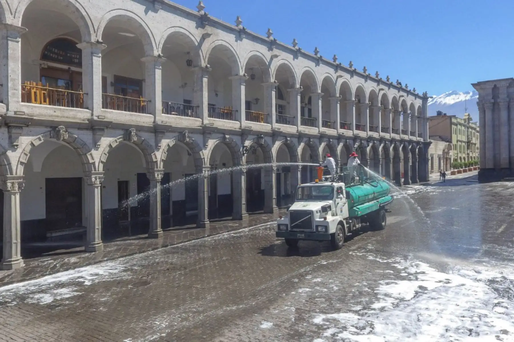 Desinfectan plaza de Armas de Arequipa y demás espacios públicos.
Foto: Municipalidad provincial de Arequipa
